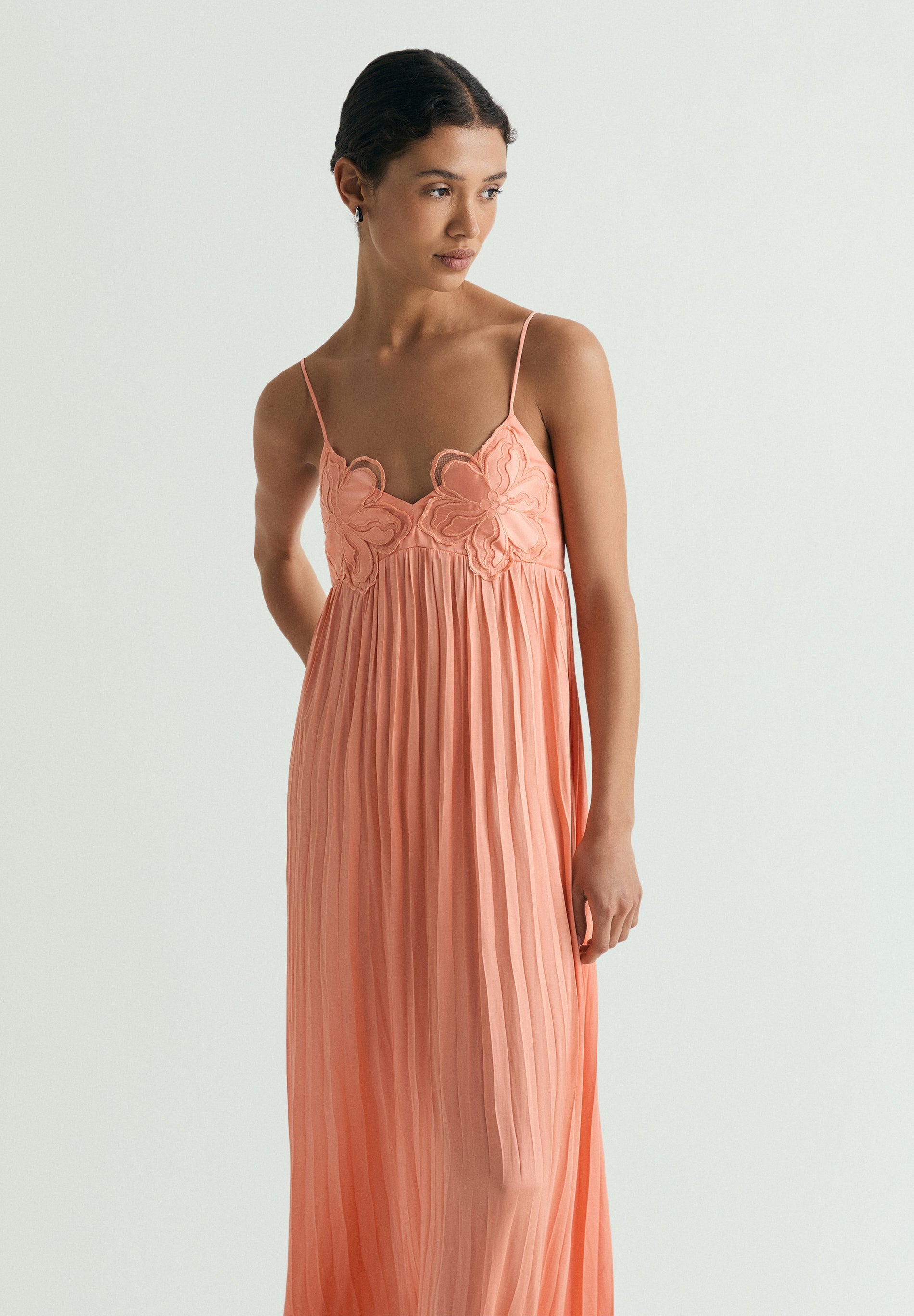 VESTIDO MIDI COM DETALHE FLORA