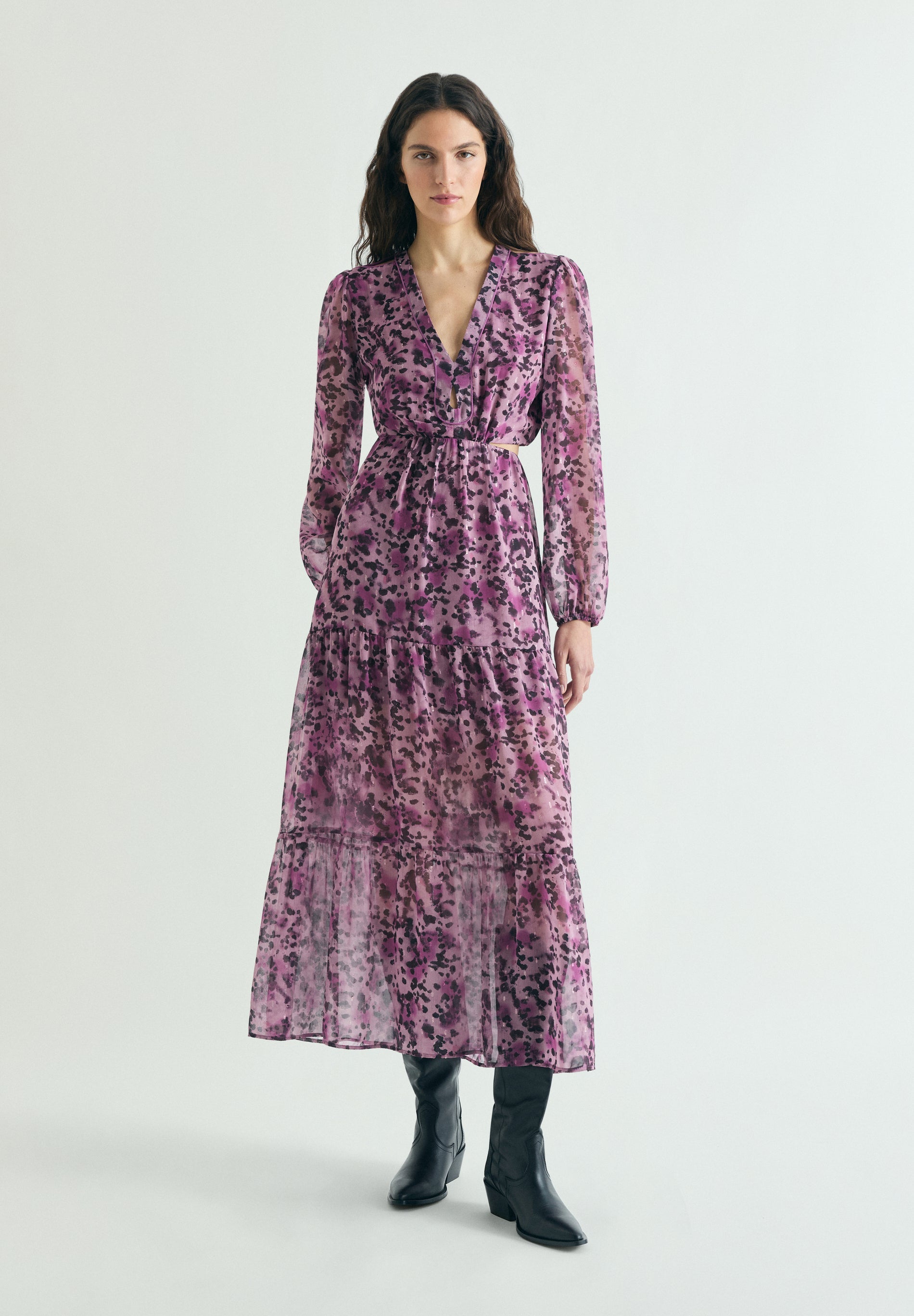 VESTIDO MIDI COM PADRÃO E ABERTURAS