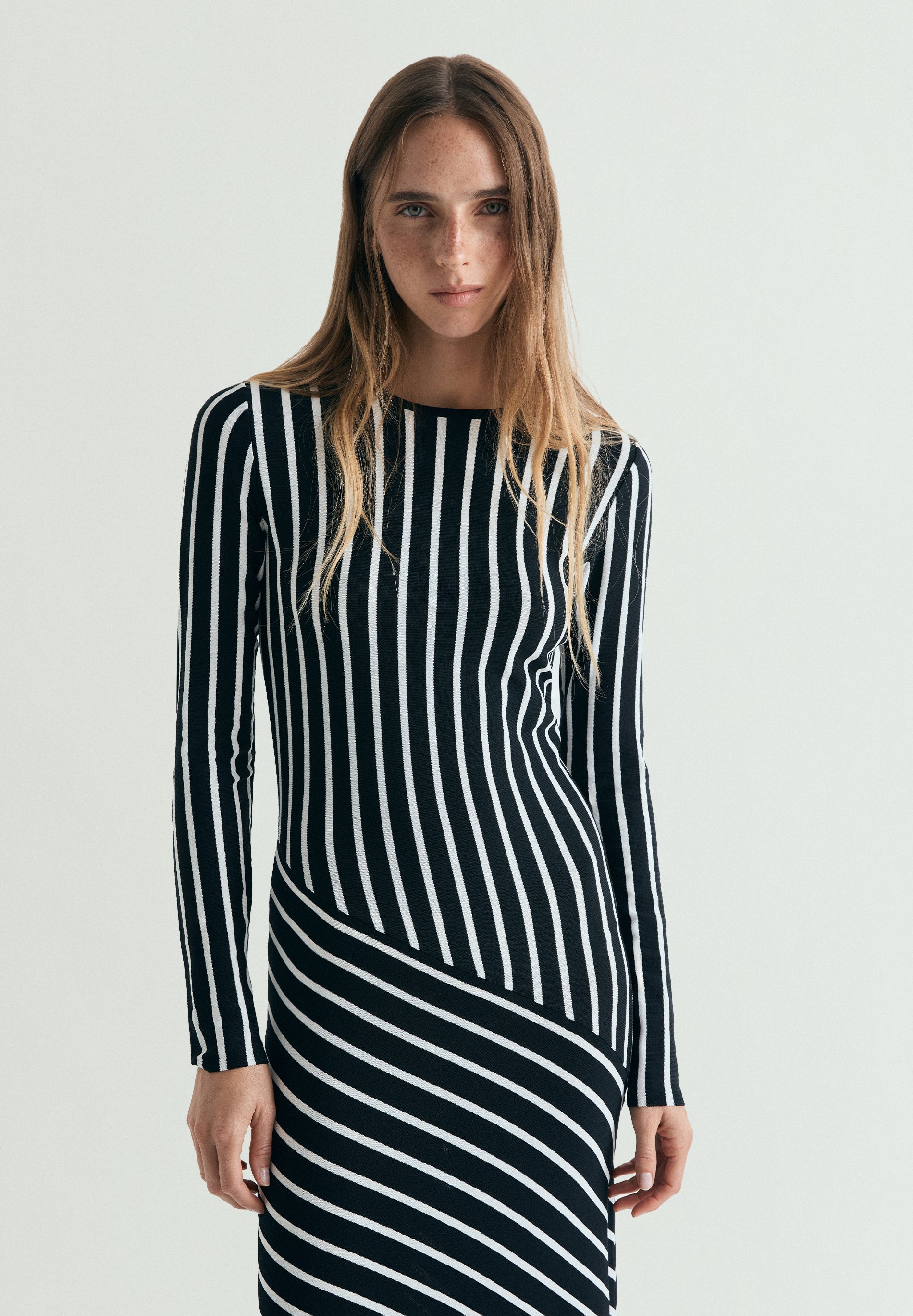 VESTIDO ÀS RISCAS EM CONTRASTE