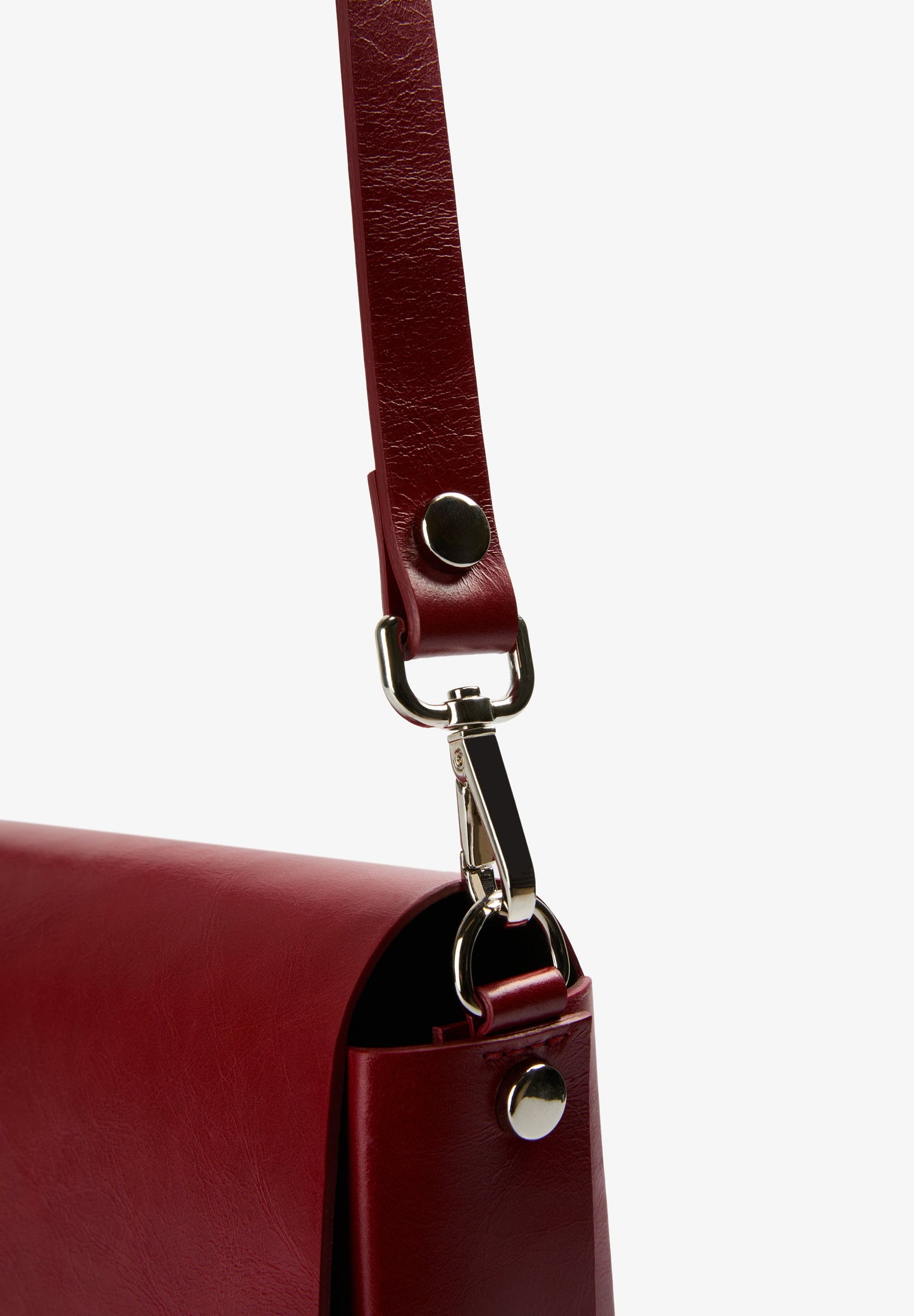 BOLSA MINI EM PELE COM TACHAS