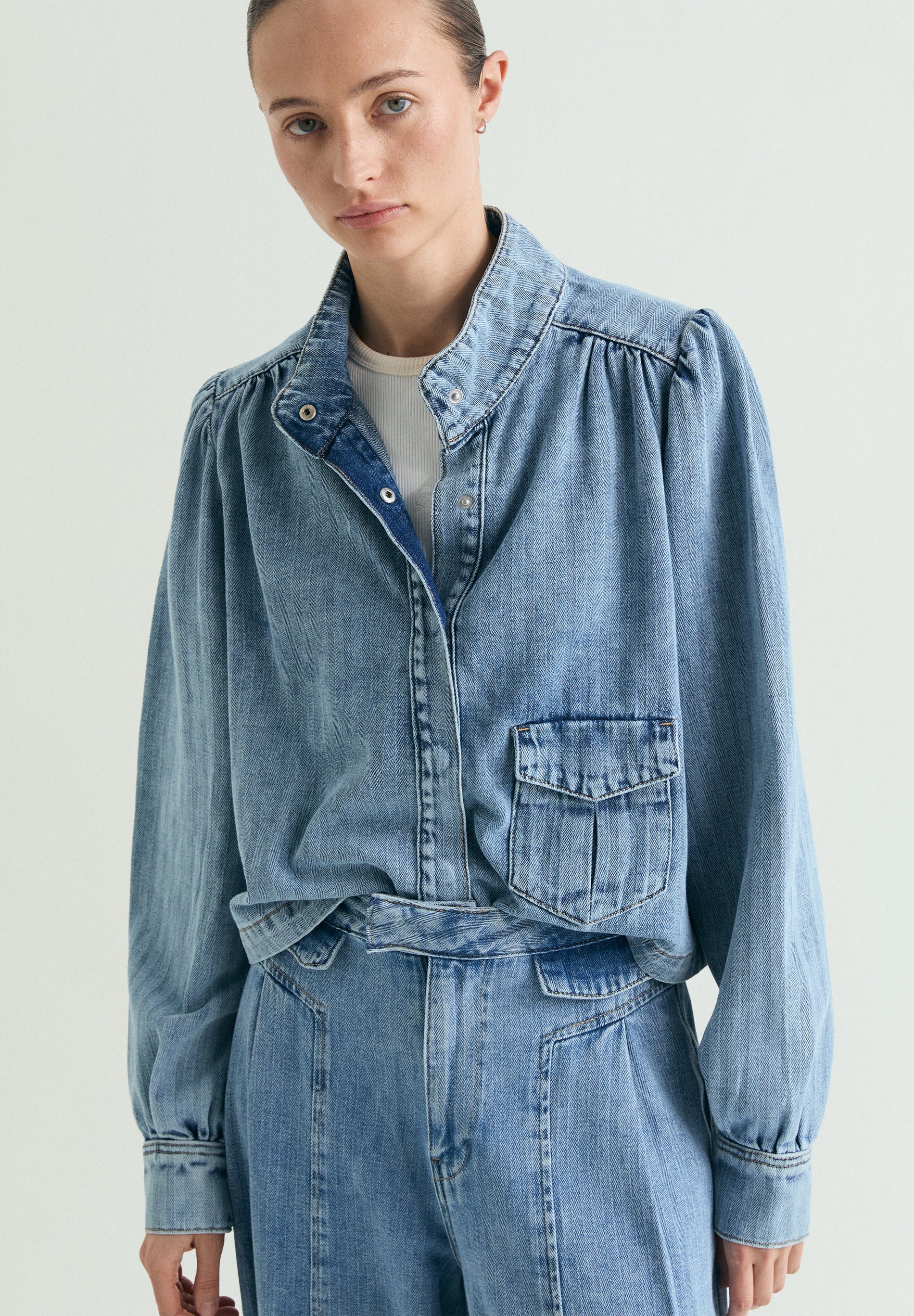 CASACO DENIM COM MANGAS ABALONADAS
