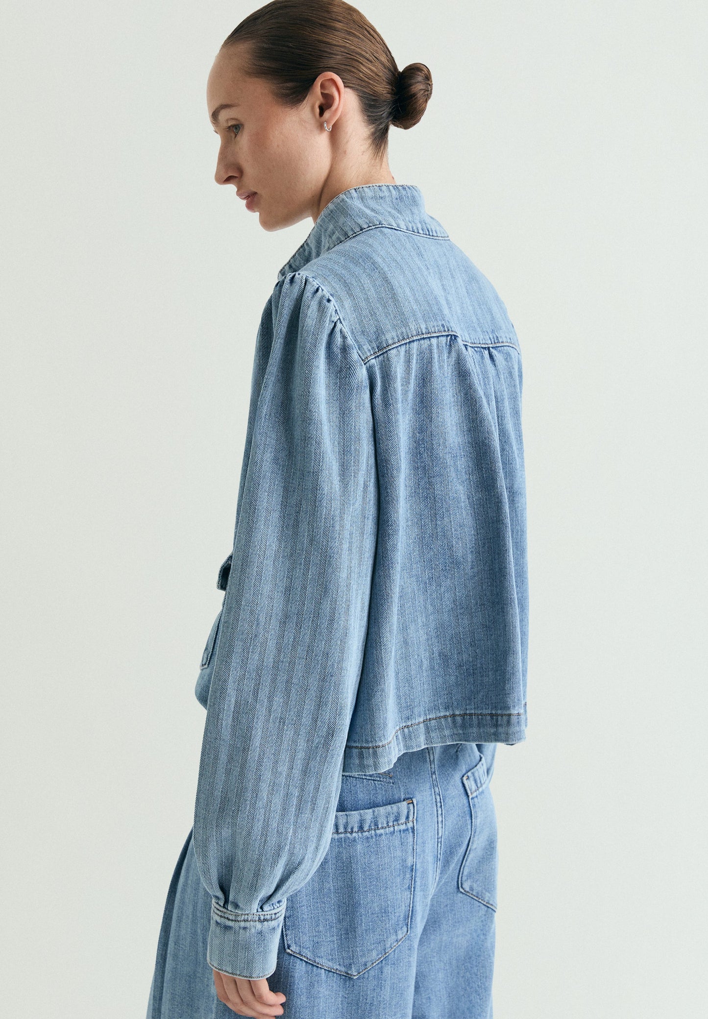 CASACO DENIM COM MANGAS ABALONADAS