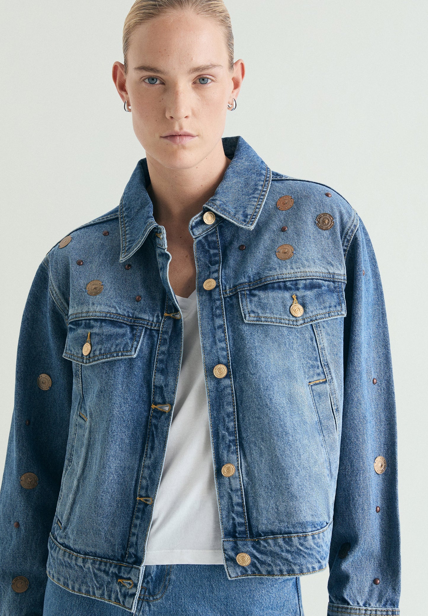 CARDIGAM JEANS COM TACHAS