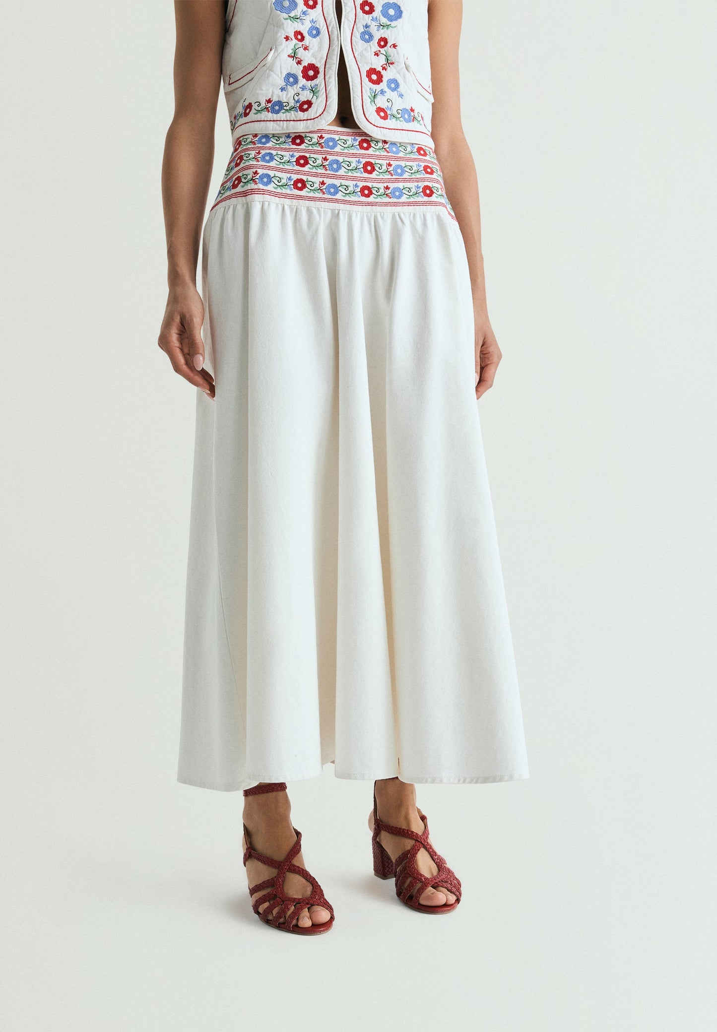 SAIA DENIM COM BORDADOS