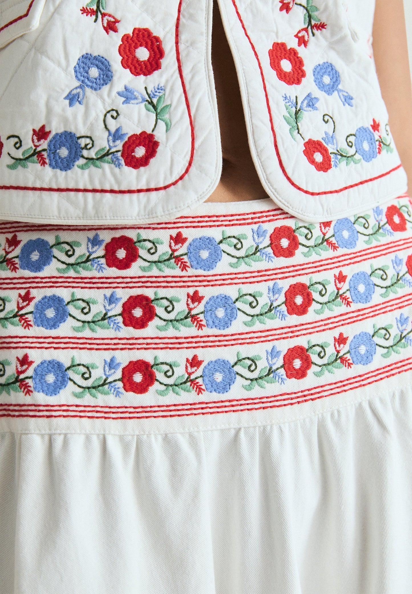 SAIA DENIM COM BORDADOS