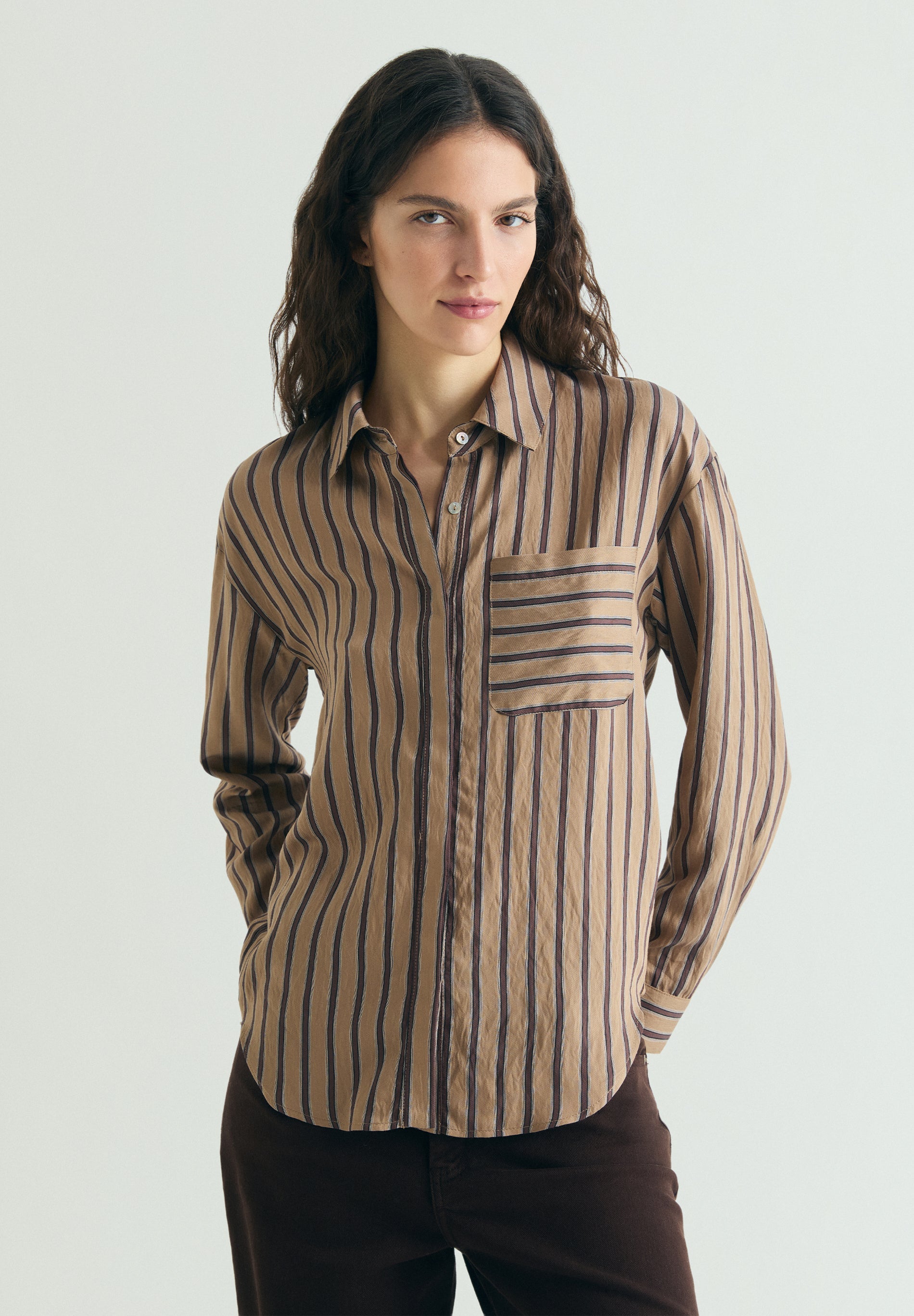 CAMISA ÀS RISCAS COM BOLSO