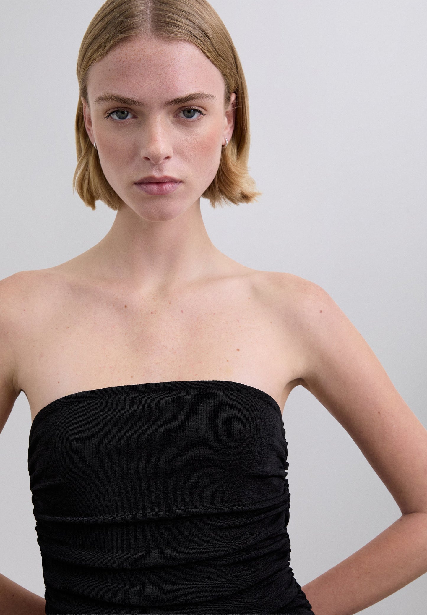 VESTIDO DE MALHA COM FRANZIDOS