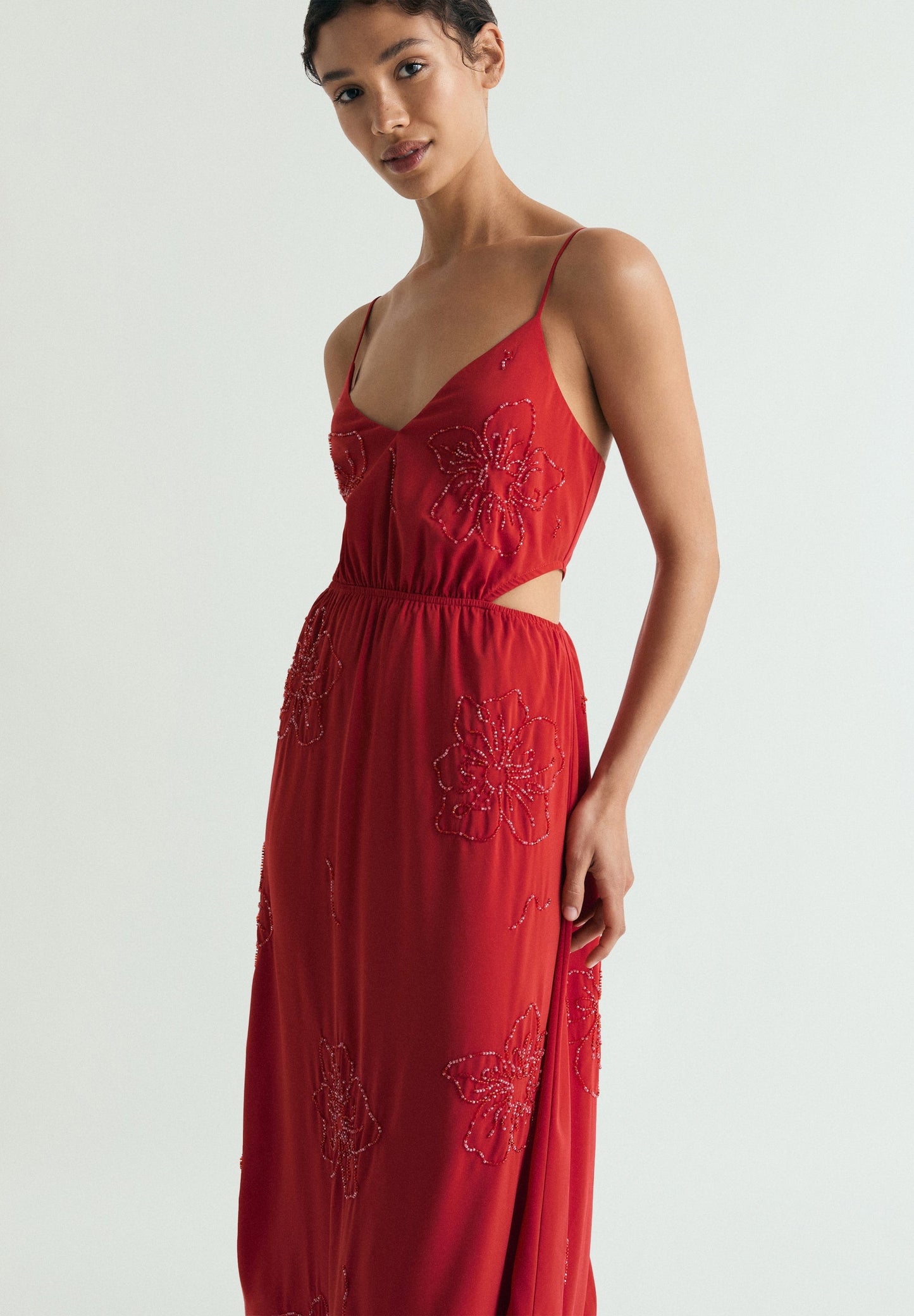 VESTIDO MIDI COM MISSANGAS E CUT OUT