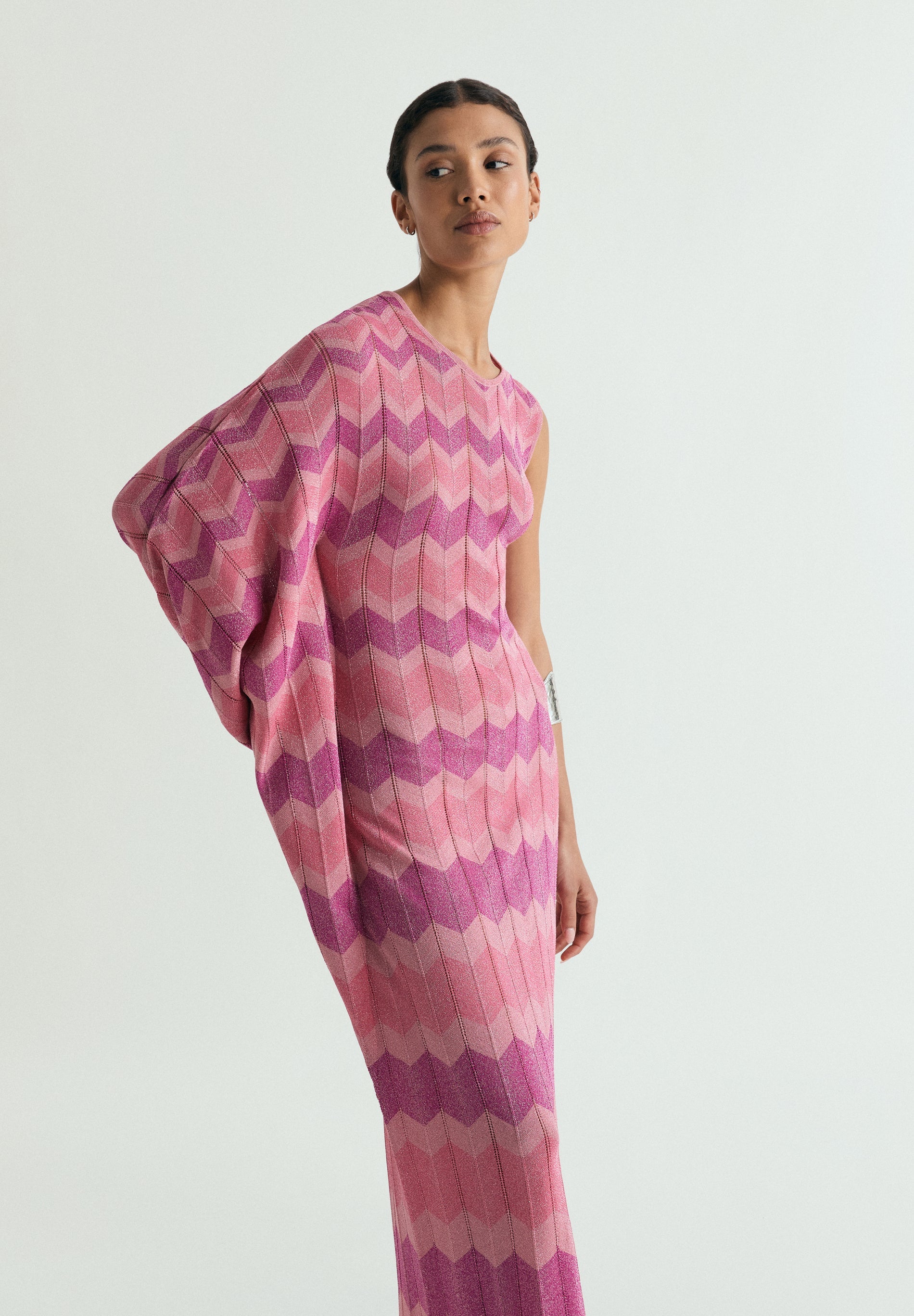 VESTIDO ASSIMÉTRICO DE MALHA COM FIO METALIZADO