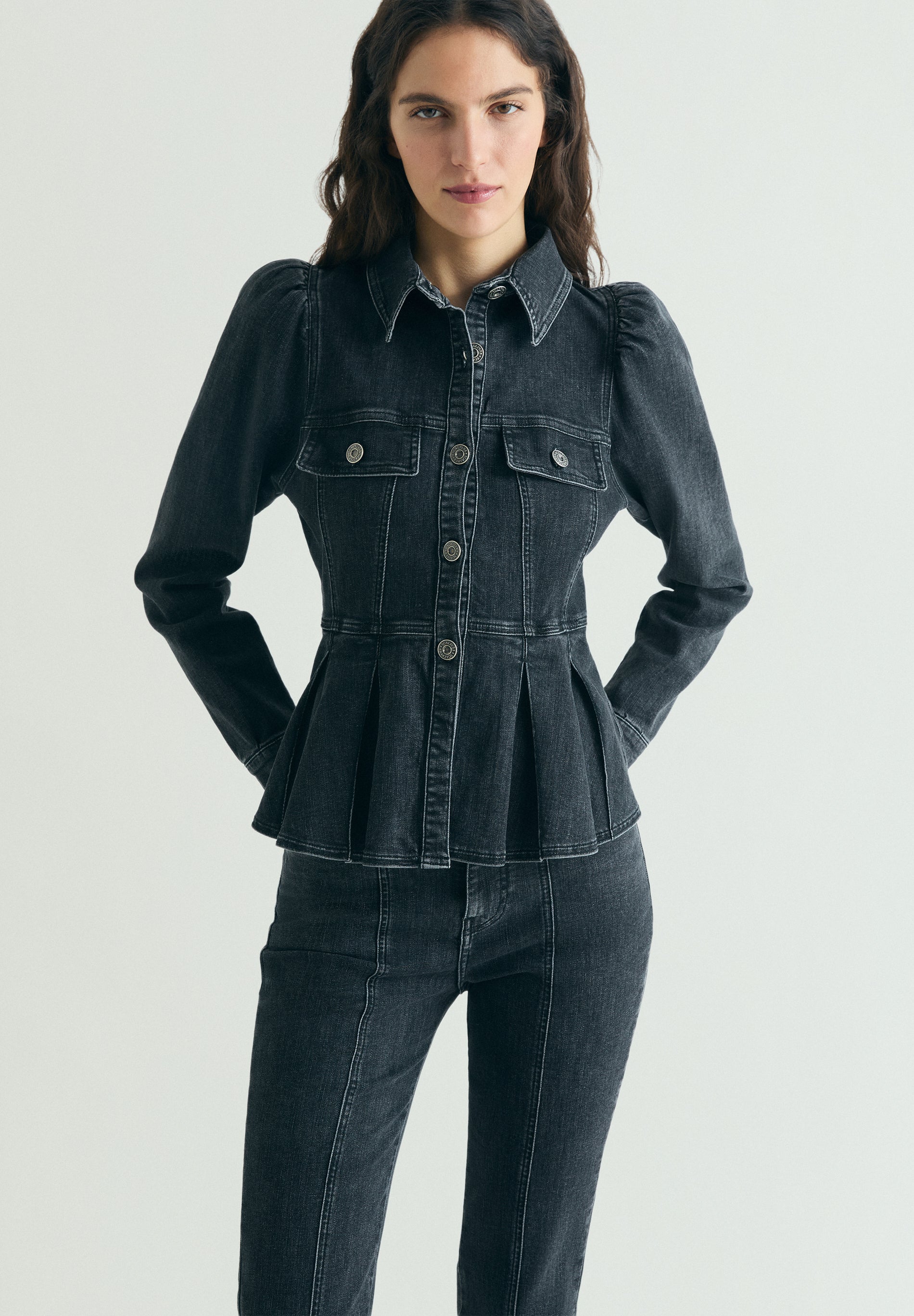 CAMISA DENIM COM MANGA ABALONADA