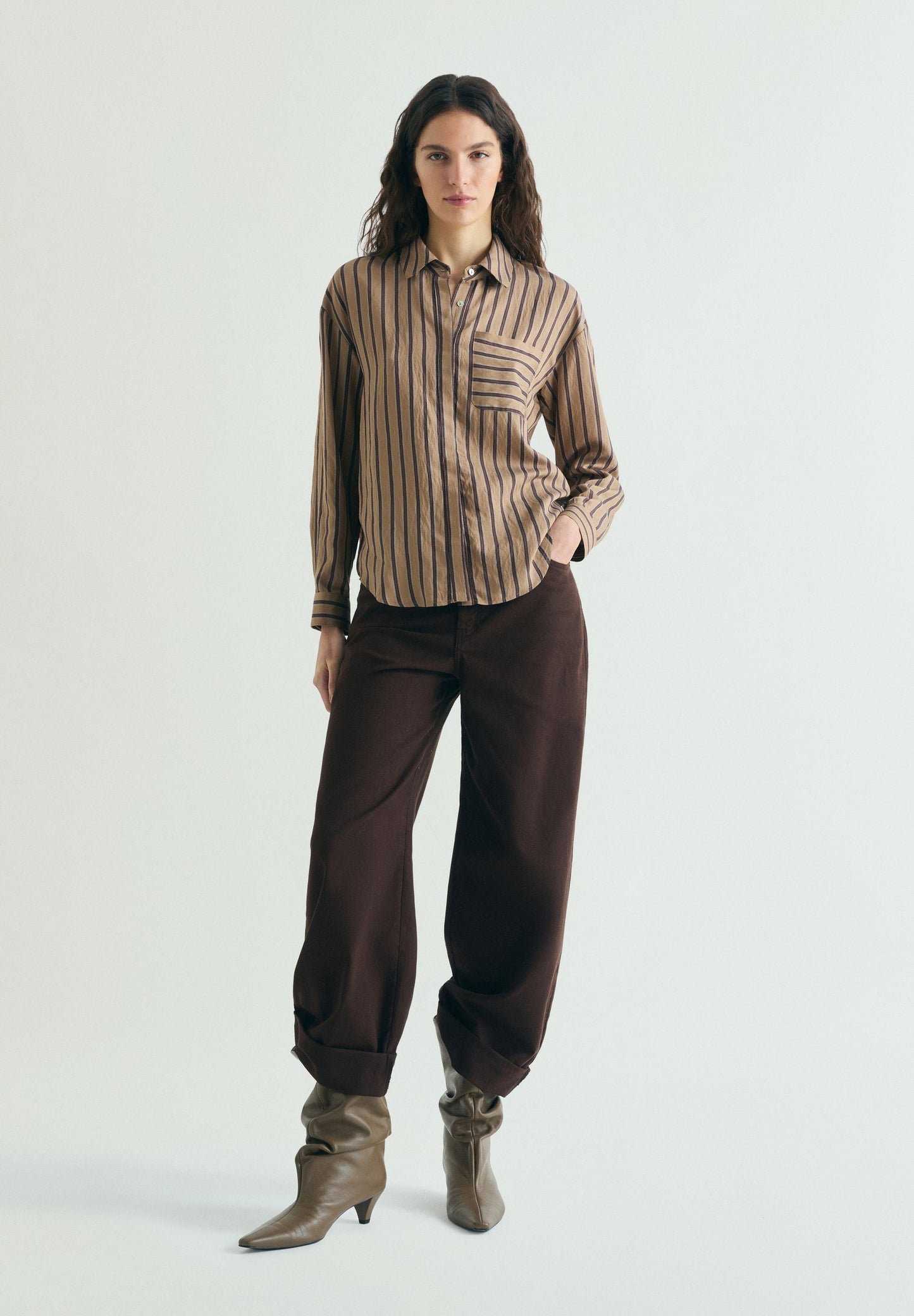 JEANS COM PORMENOR NA BAINHA