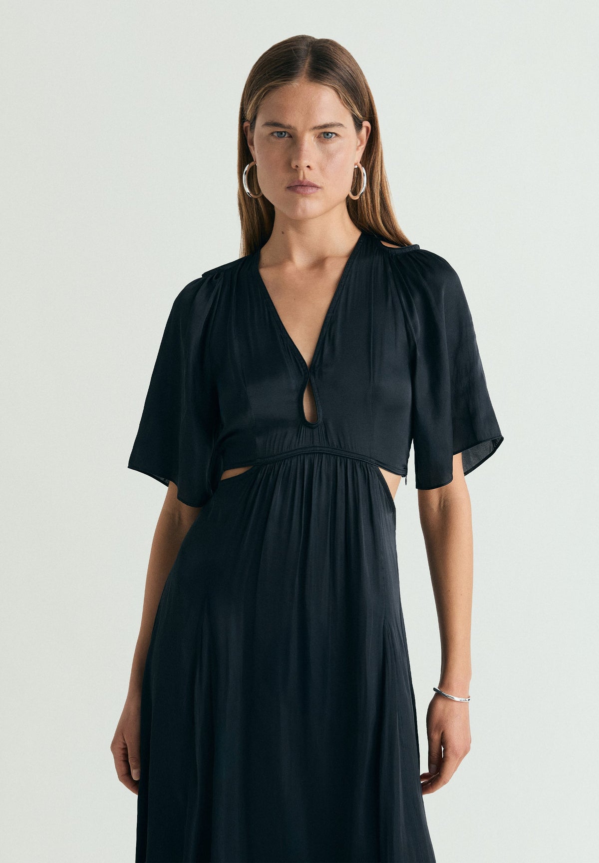 VESTIDO ACETINADO COM CUT OUT