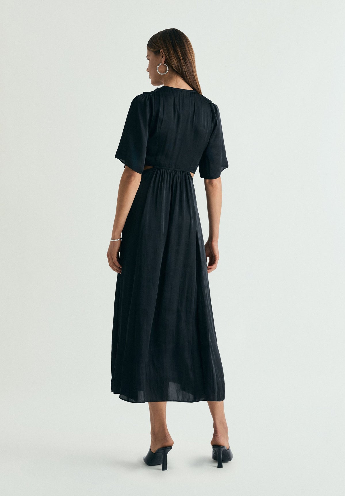 VESTIDO ACETINADO COM CUT OUT