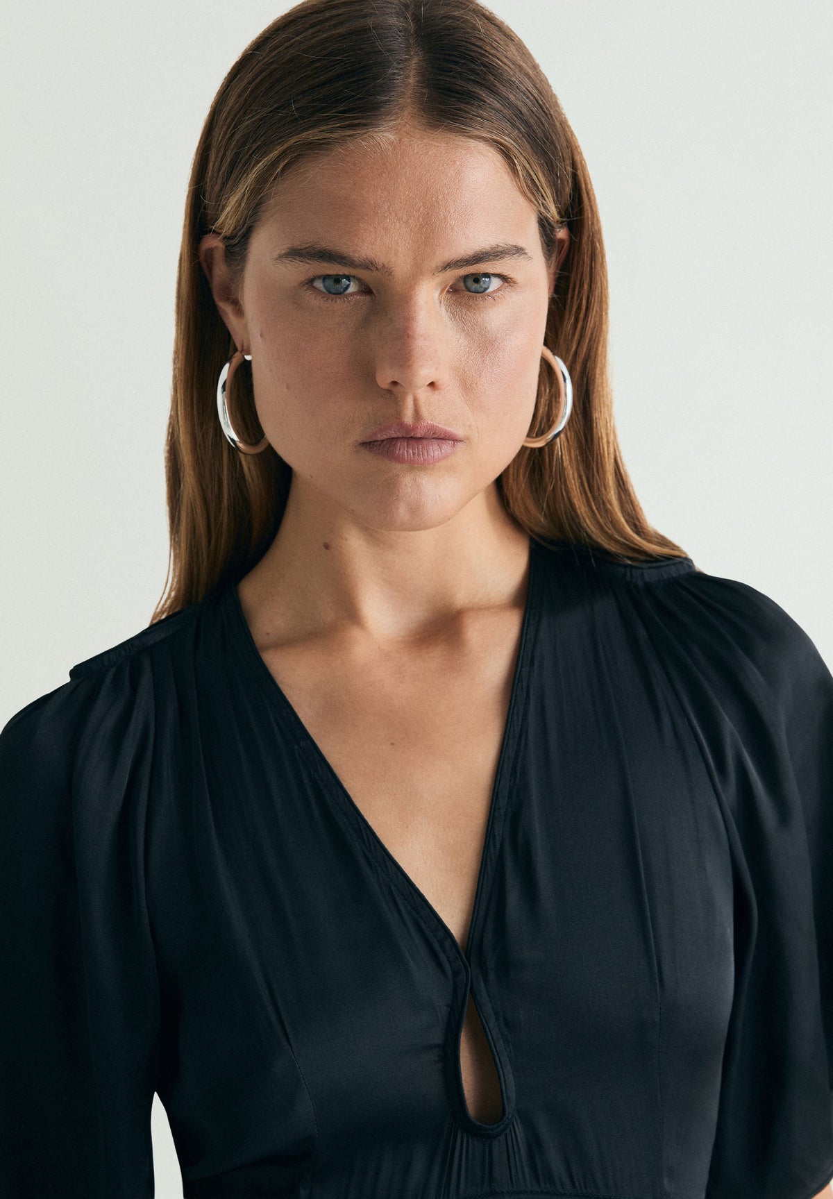 VESTIDO ACETINADO COM CUT OUT