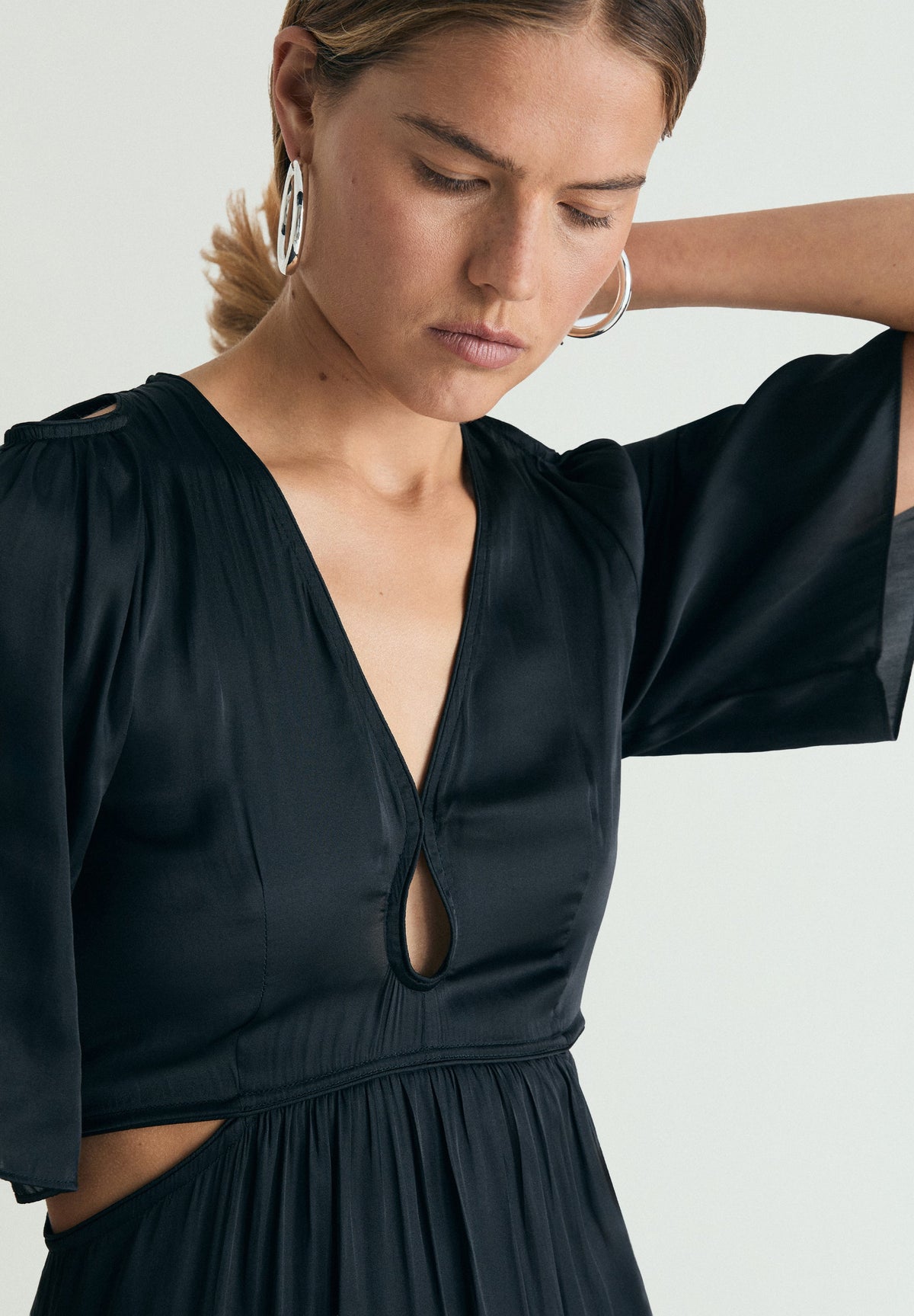 VESTIDO ACETINADO COM CUT OUT