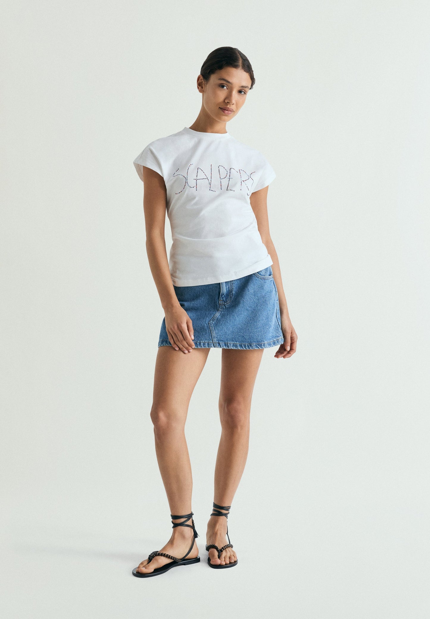 T-SHIRT COM STRASS E NÓ ATRÁS