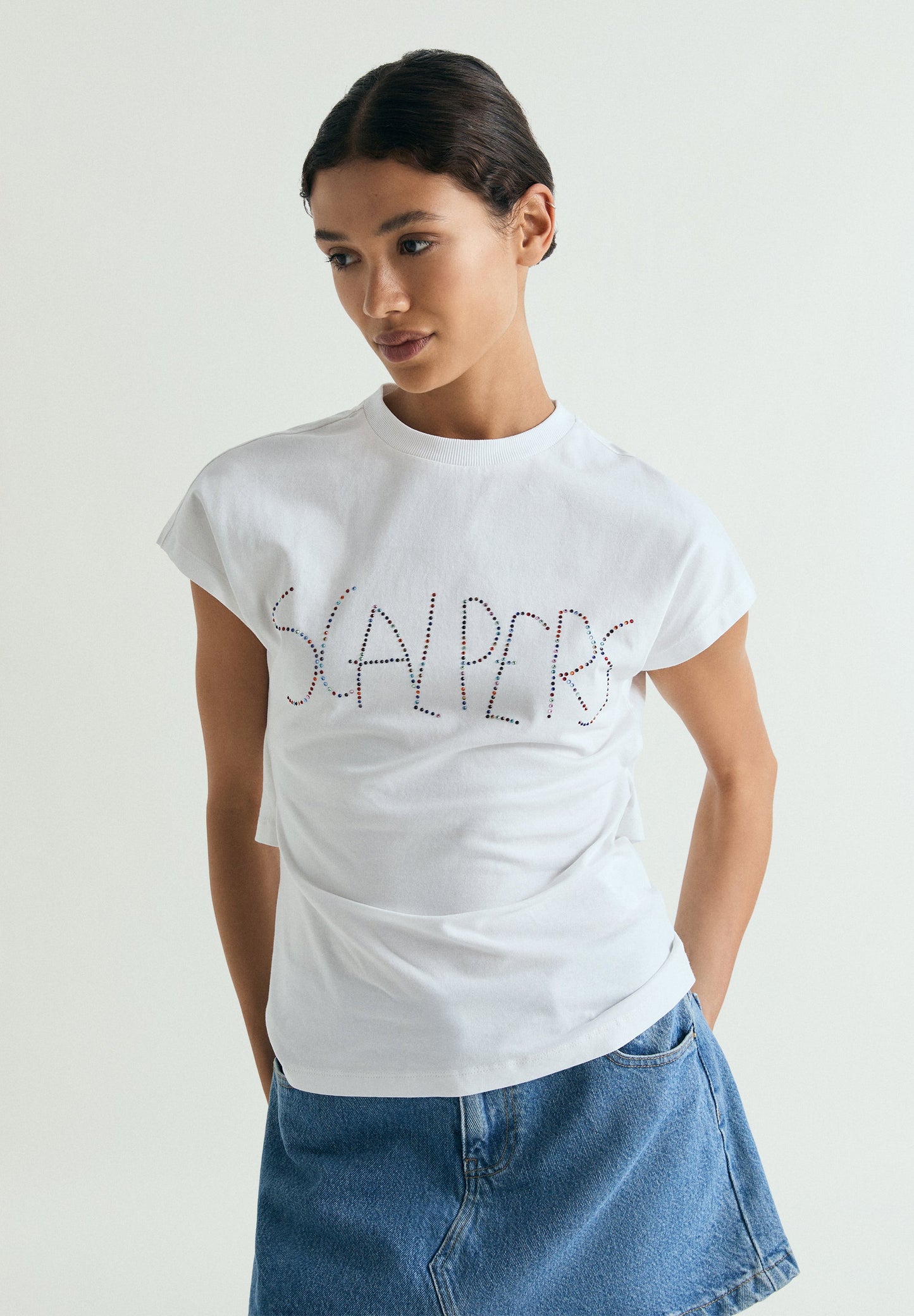 T-SHIRT COM STRASS E NÓ ATRÁS