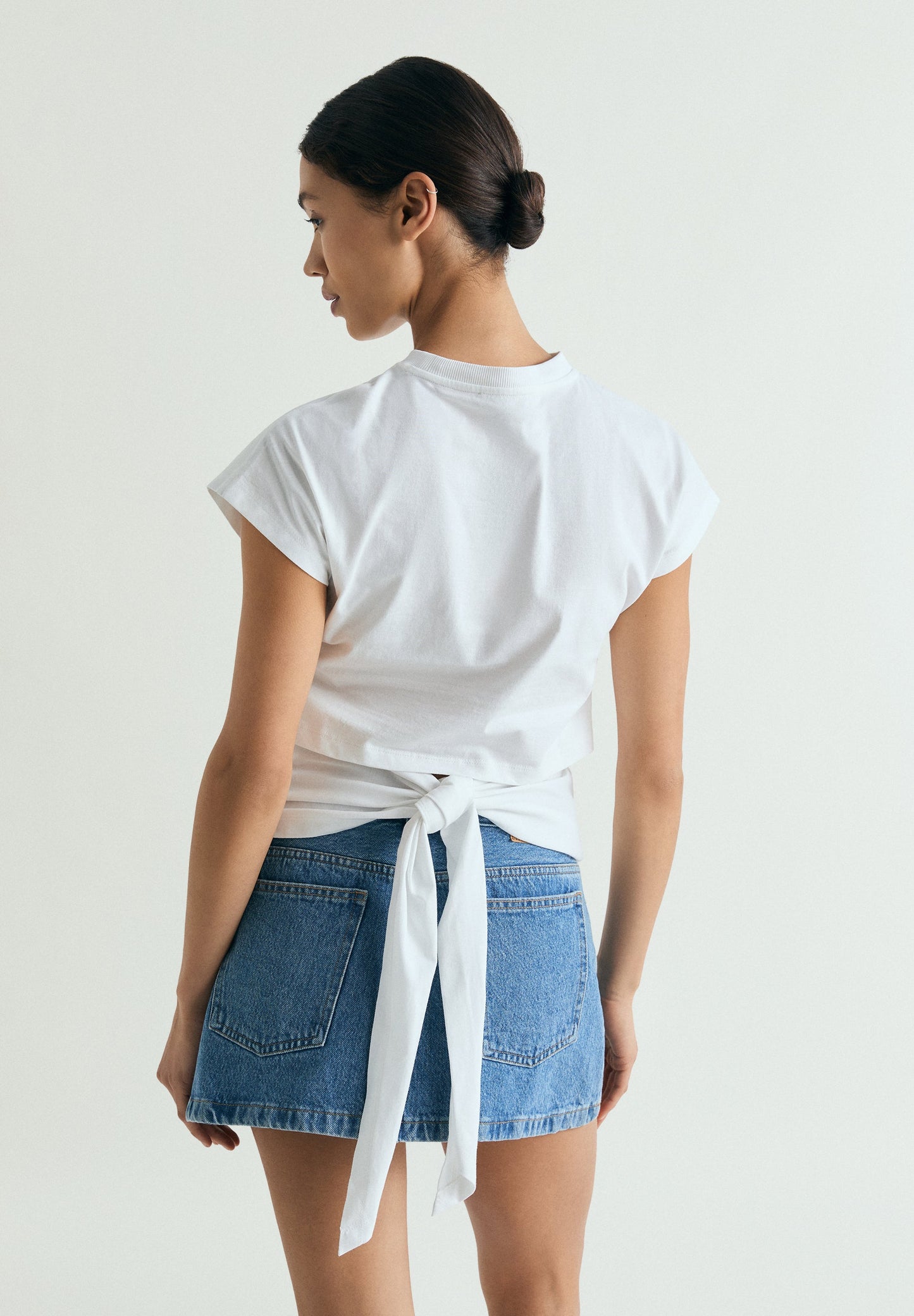 T-SHIRT COM STRASS E NÓ ATRÁS