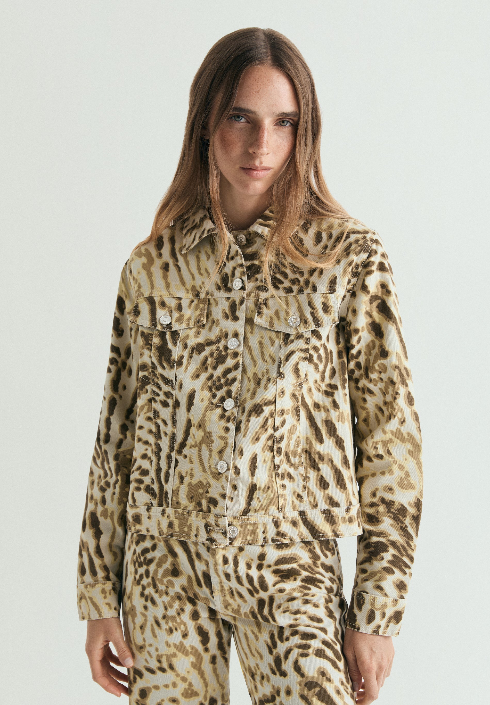 CASACO DENIM COM ESTAMPADO ANIMAL