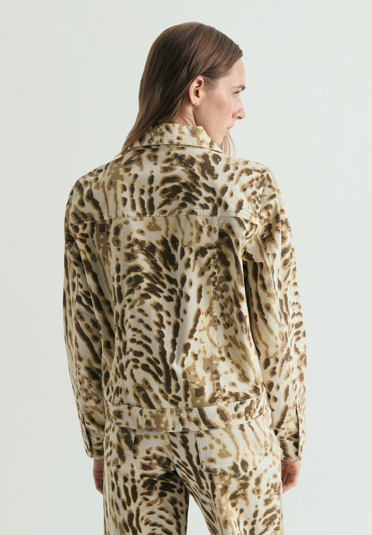 CASACO DENIM COM ESTAMPADO ANIMAL