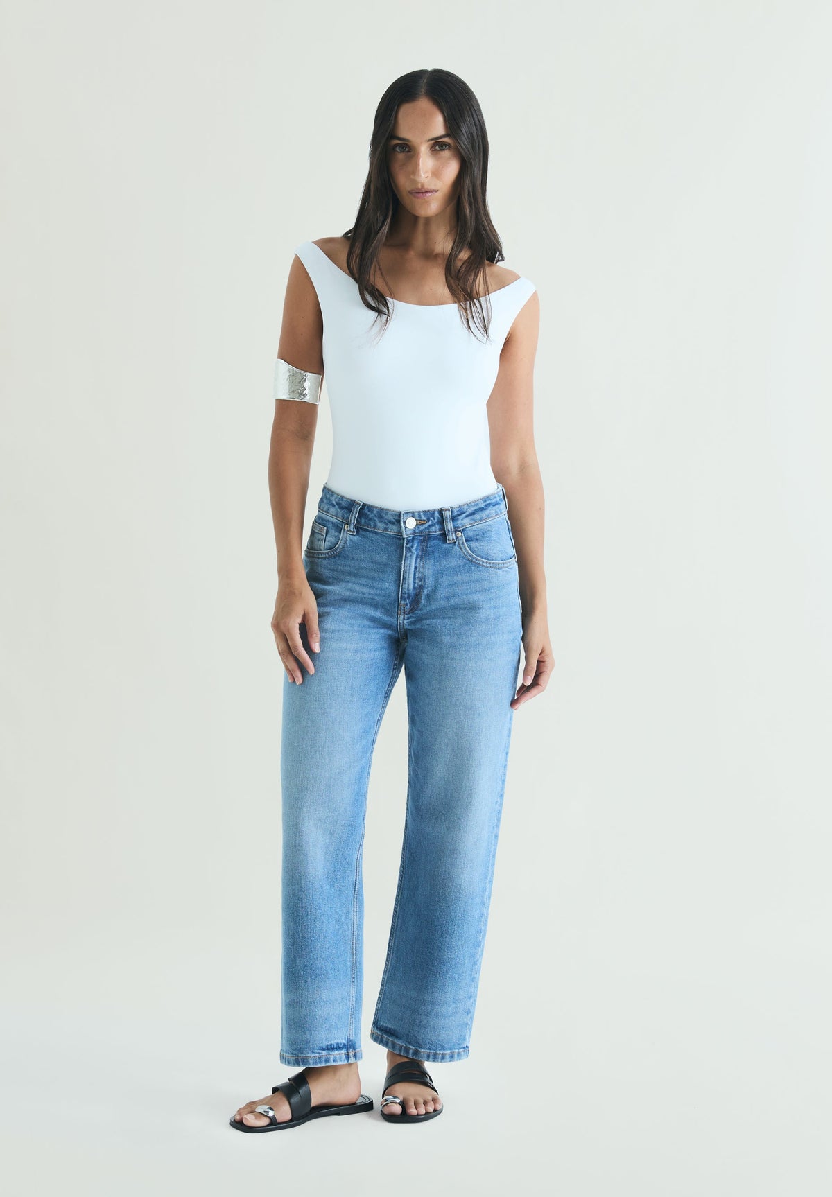 JEANS A DIREITO DE CINTURA BAIXA