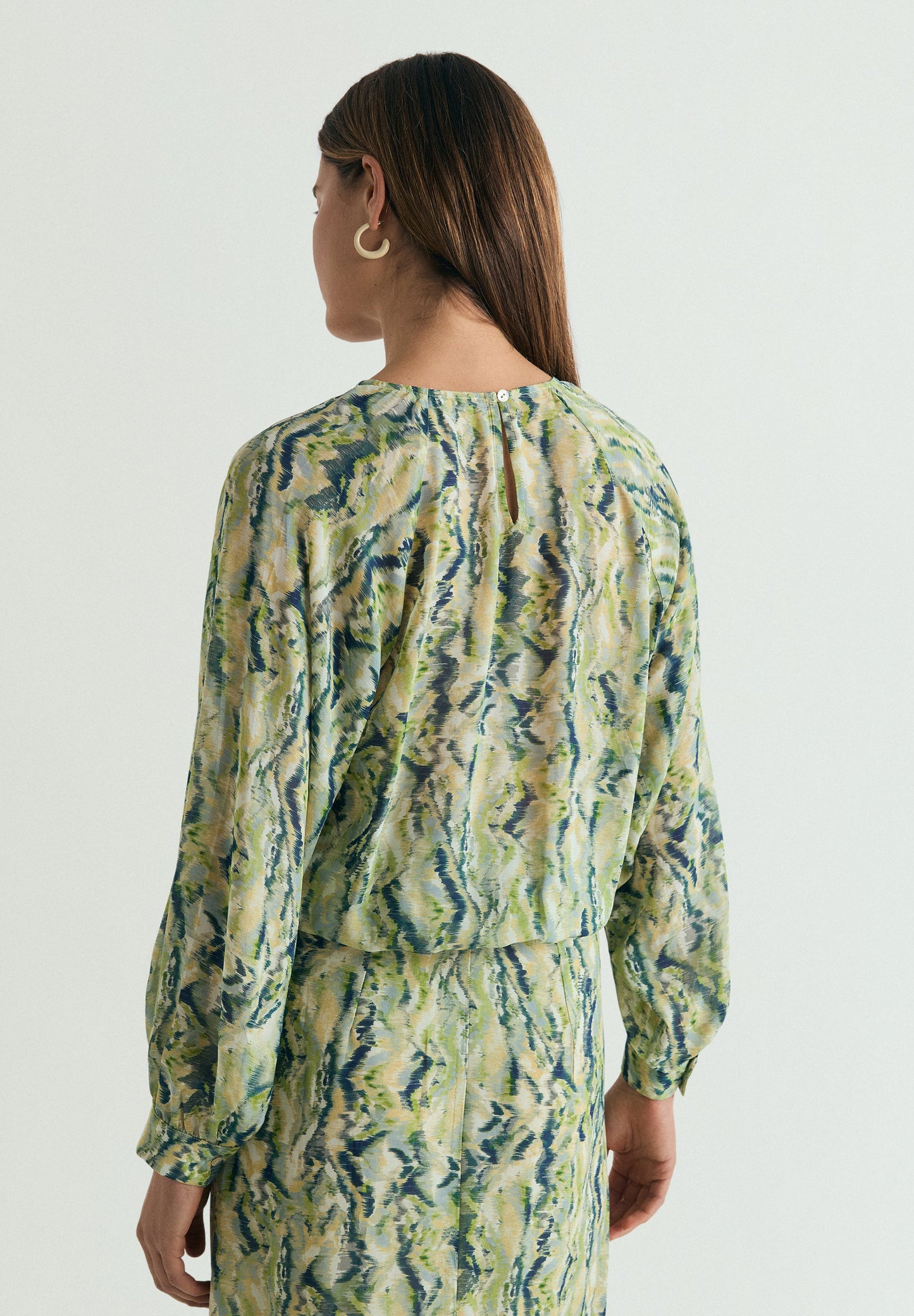 BLUSA FLUIDA COM PADRÃO