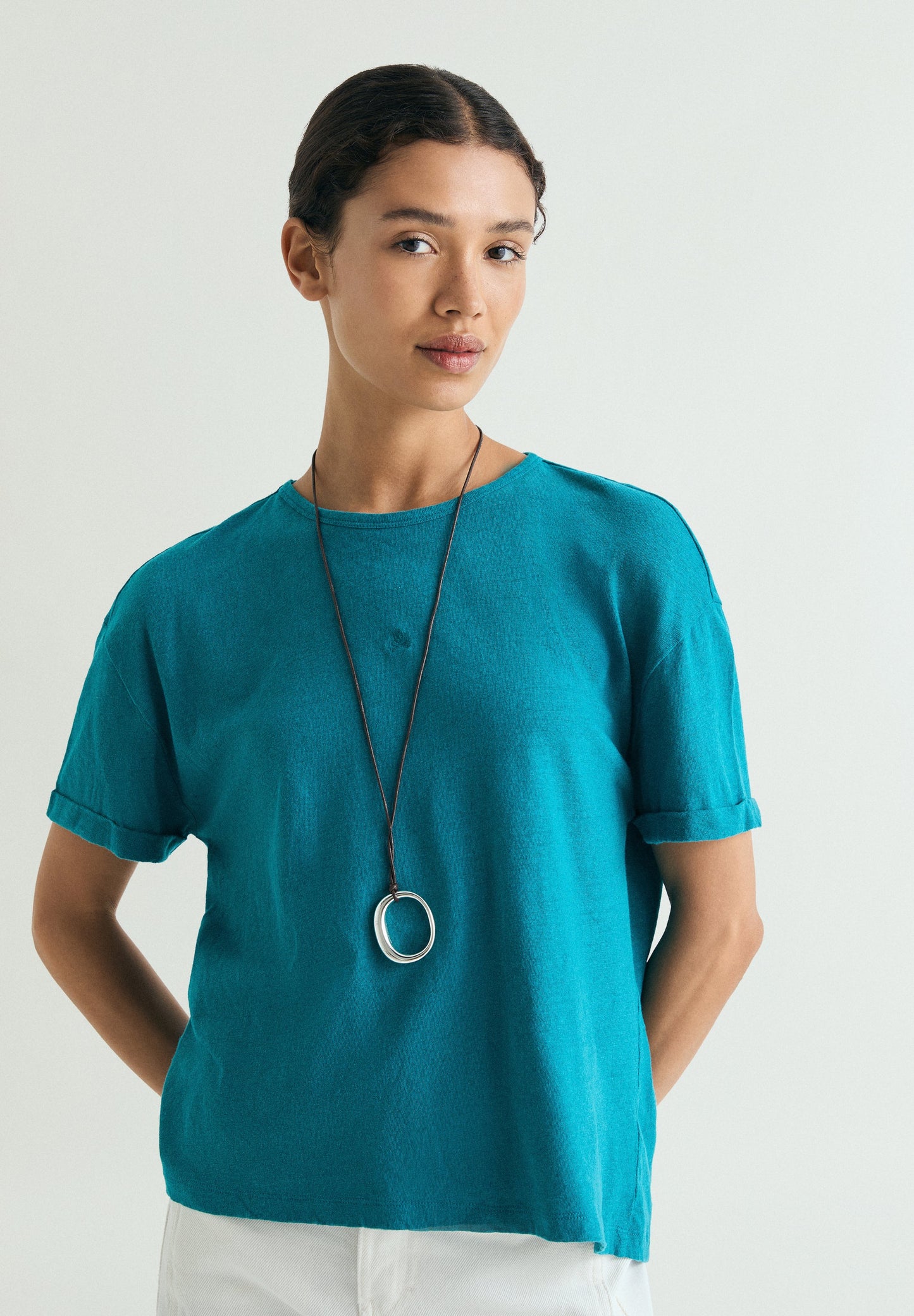 T-SHIRT COM NÓ ATRÁS