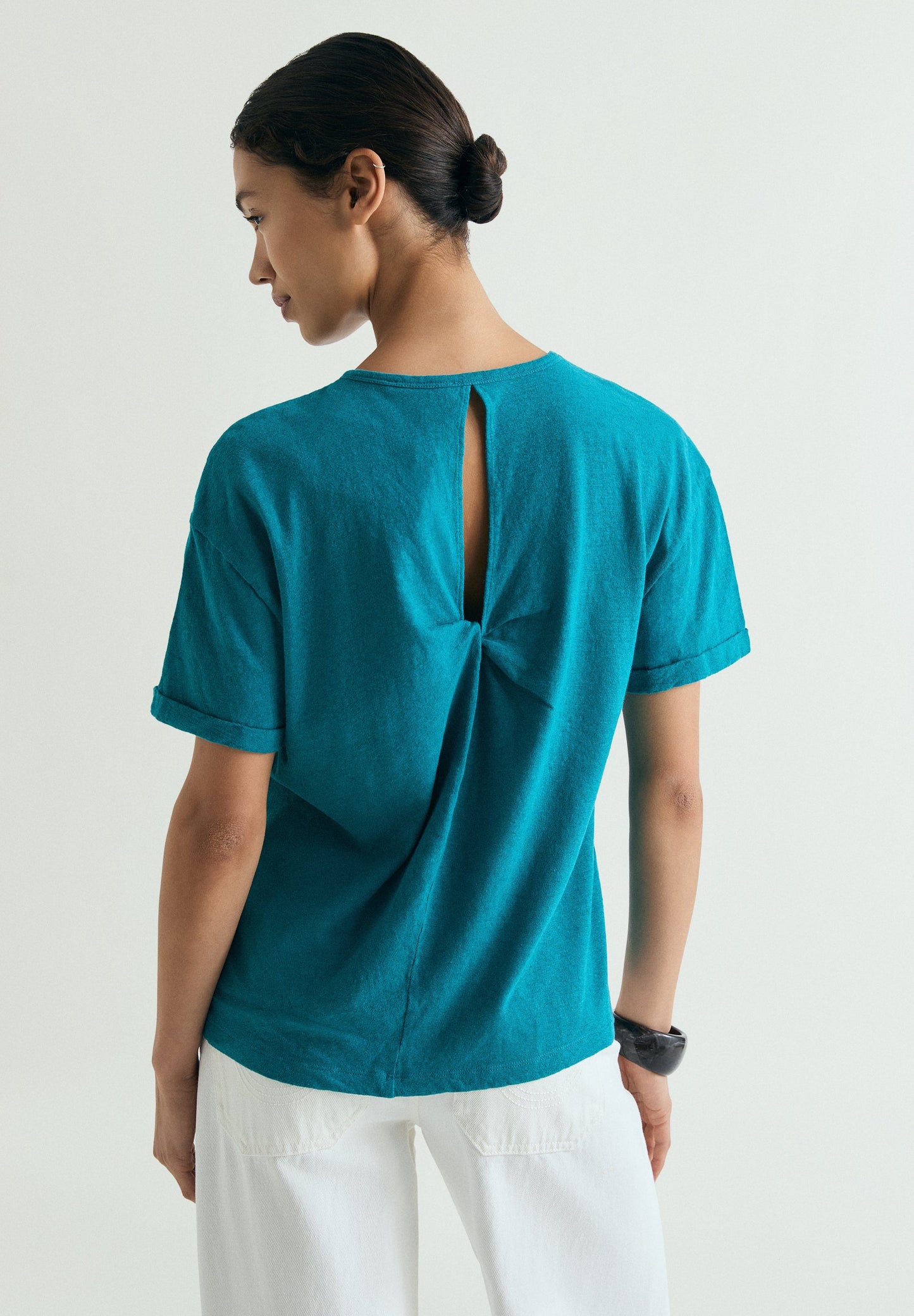 T-SHIRT COM NÓ ATRÁS