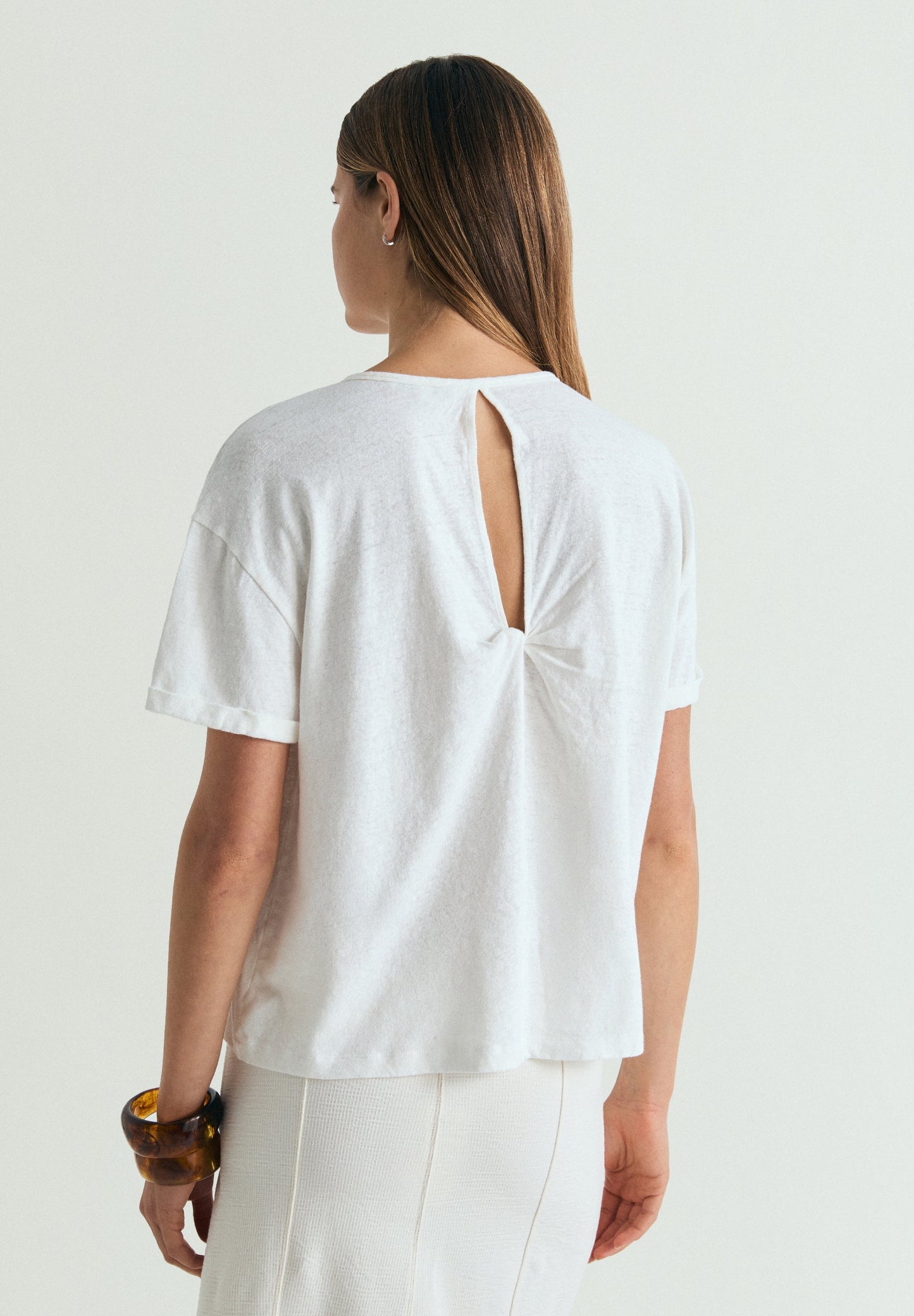 T-SHIRT COM NÓ ATRÁS