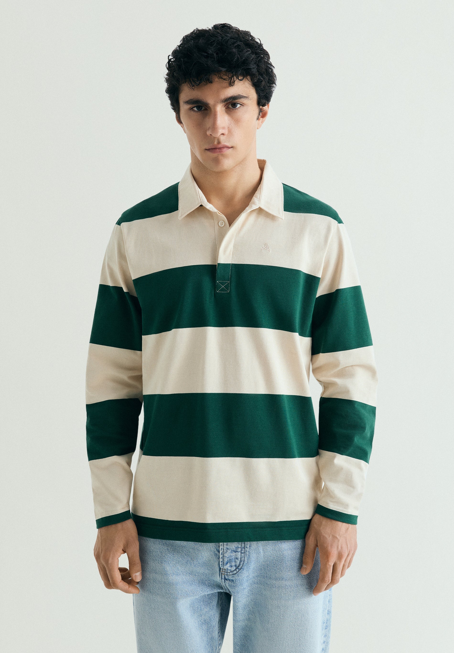 CAMISA POLO ÀS RISCAS A CONTRASTAR