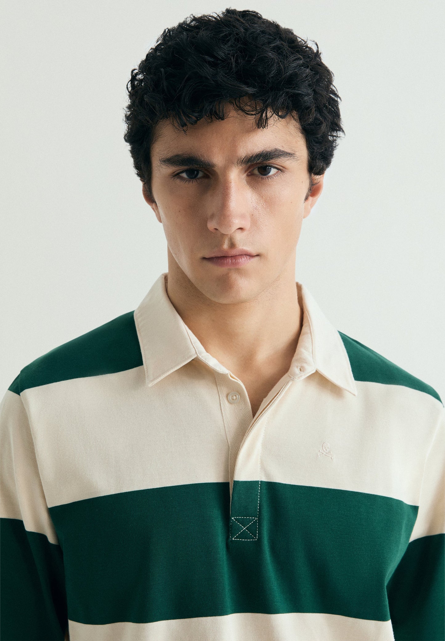 CAMISA POLO ÀS RISCAS A CONTRASTAR