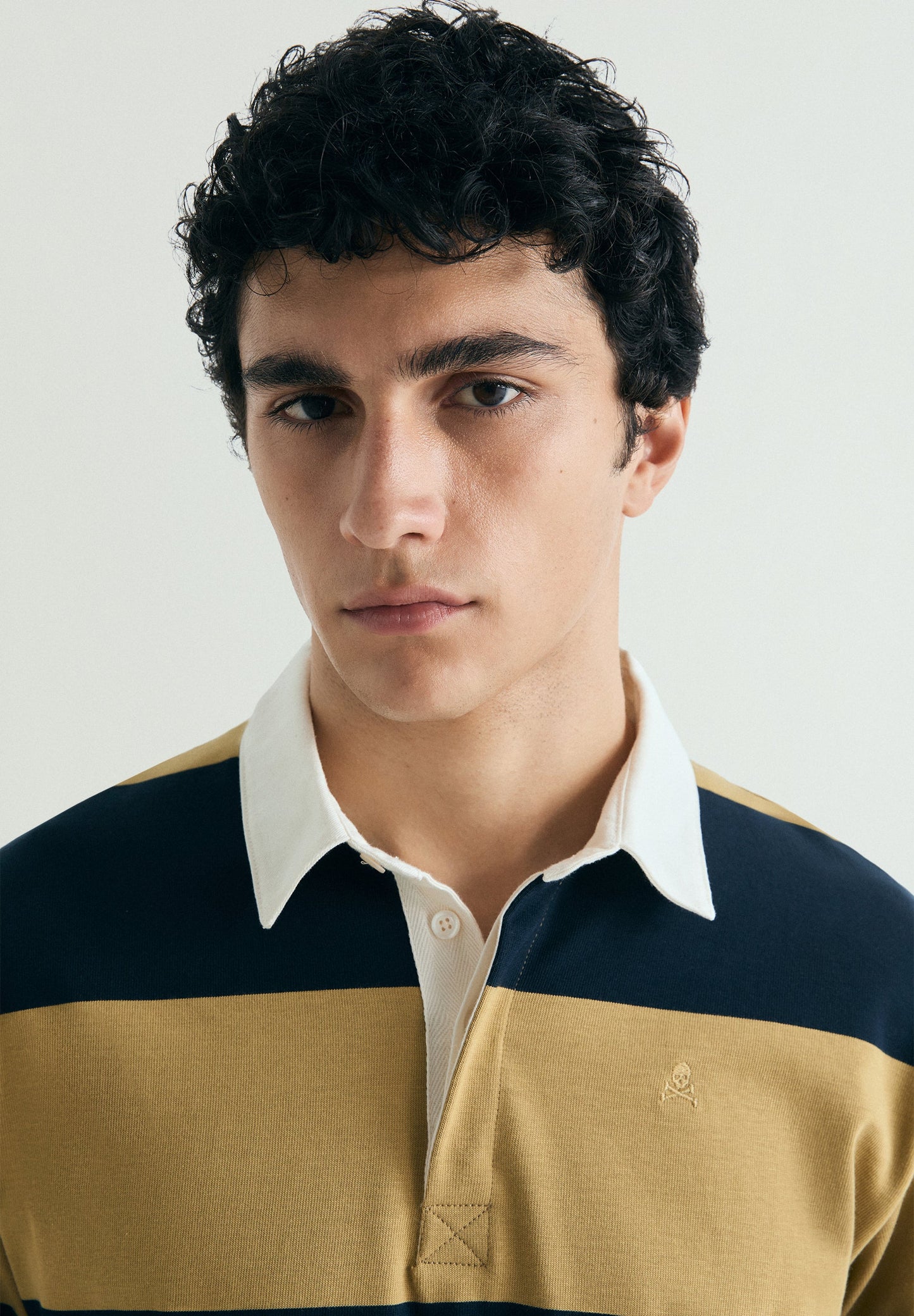 CAMISA POLO ÀS RISCAS A CONTRASTAR
