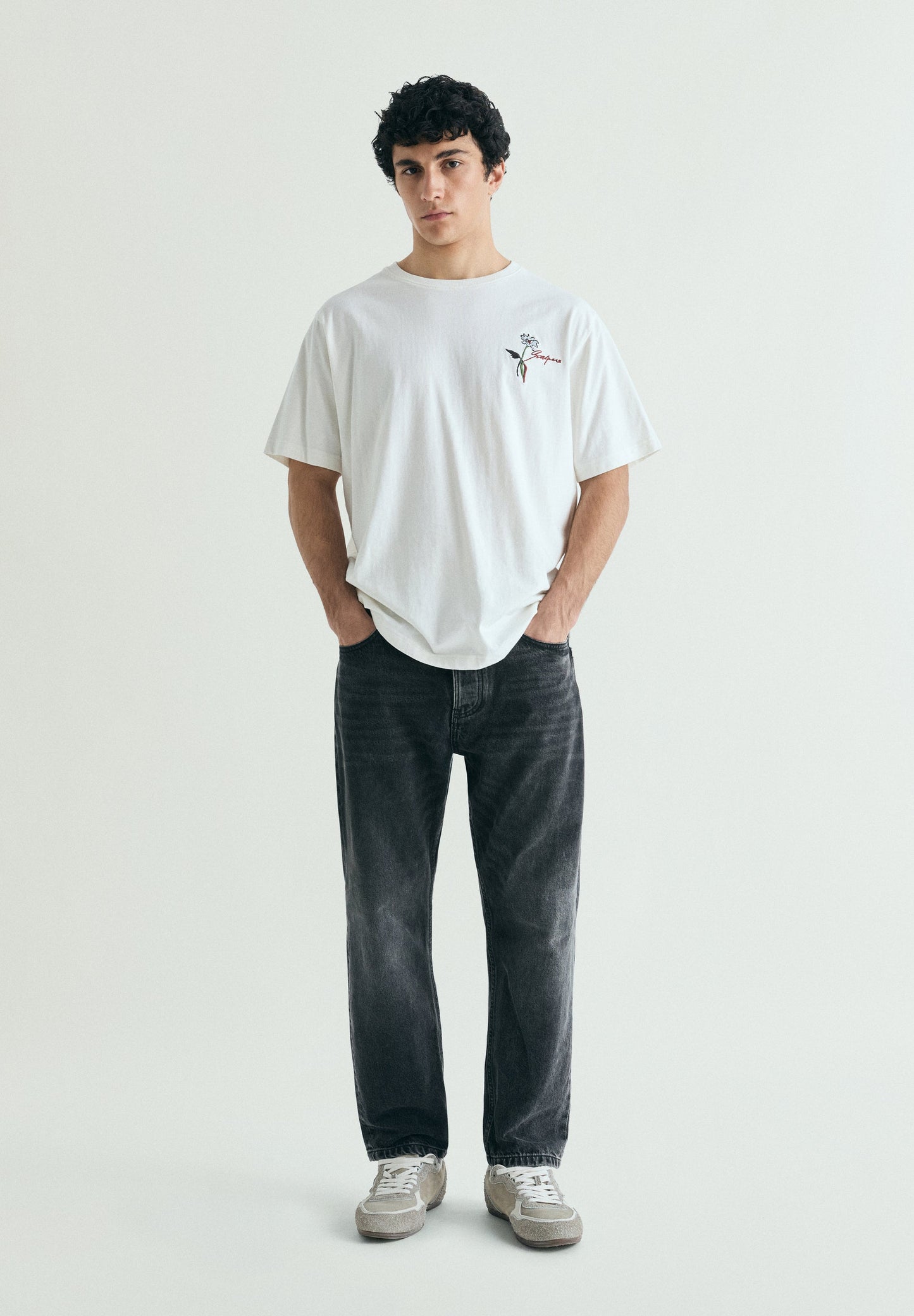 T-SHIRT COM PADRÃO RELAXED FIT