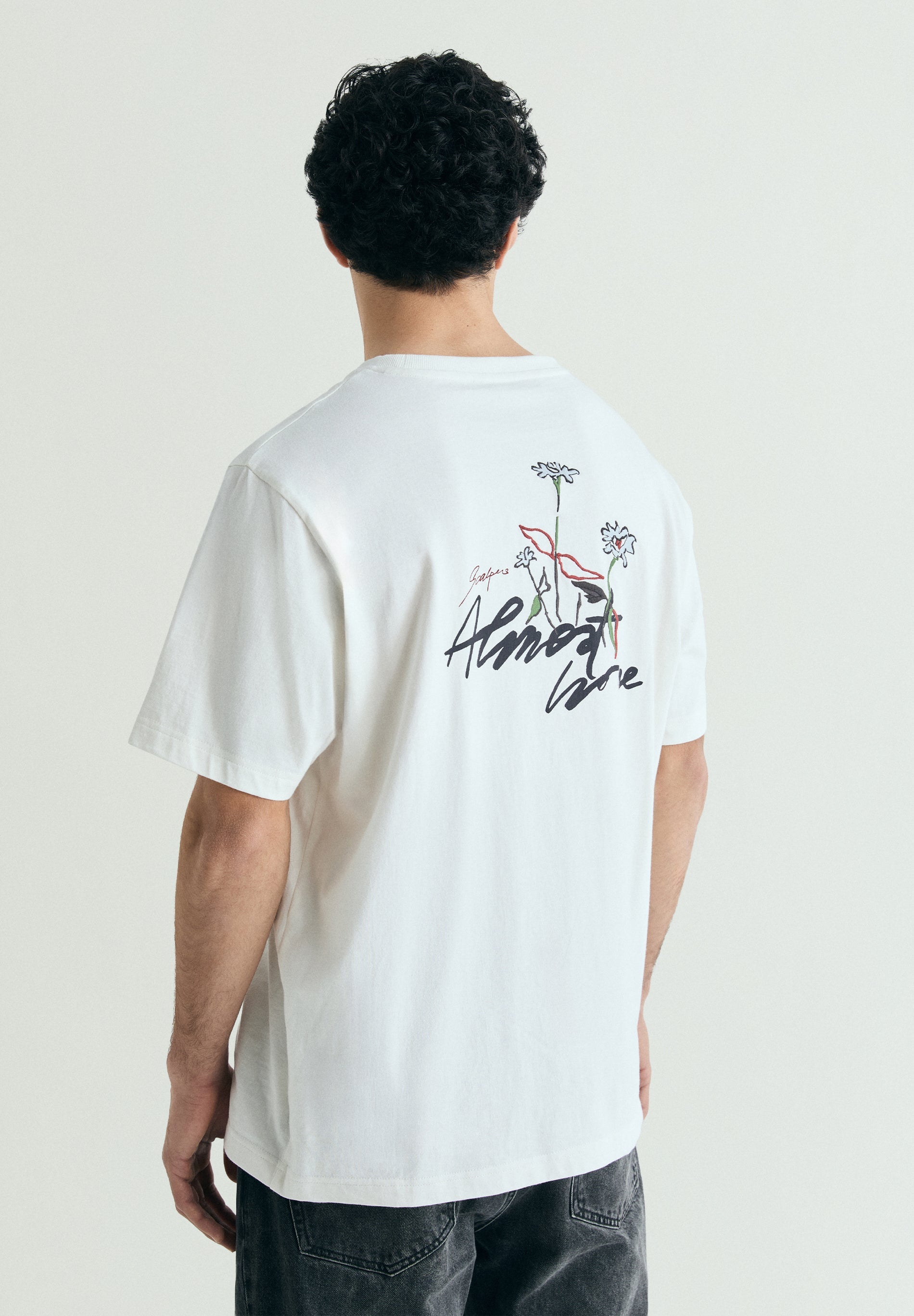 T-SHIRT COM PADRÃO RELAXED FIT