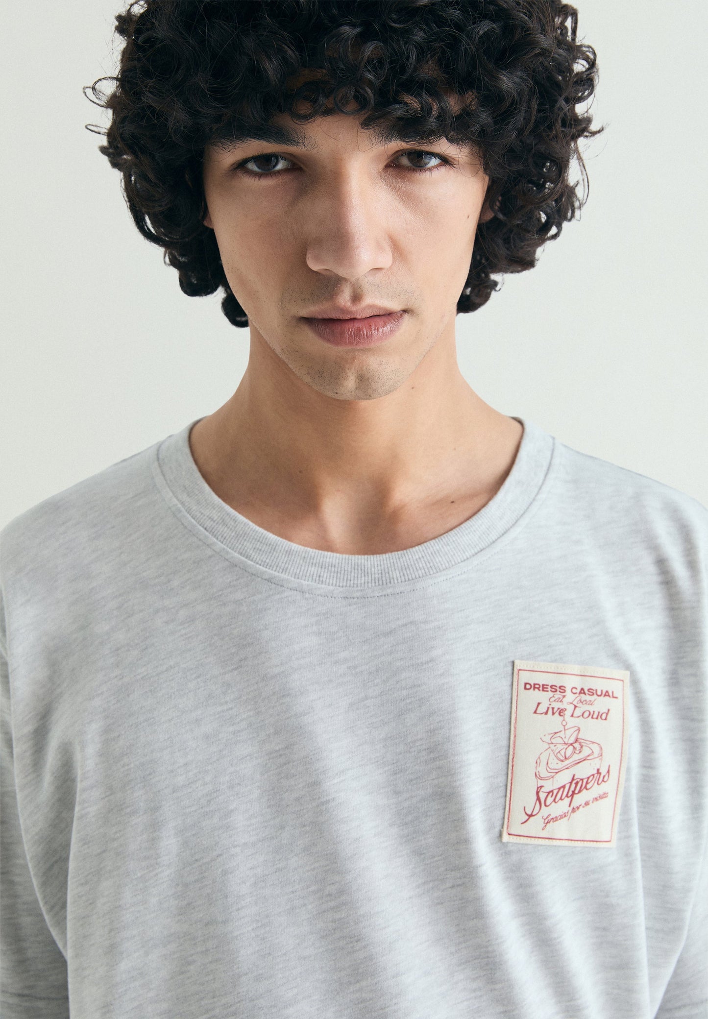 T-SHIRT COM PADRÃO RELAXED FIT
