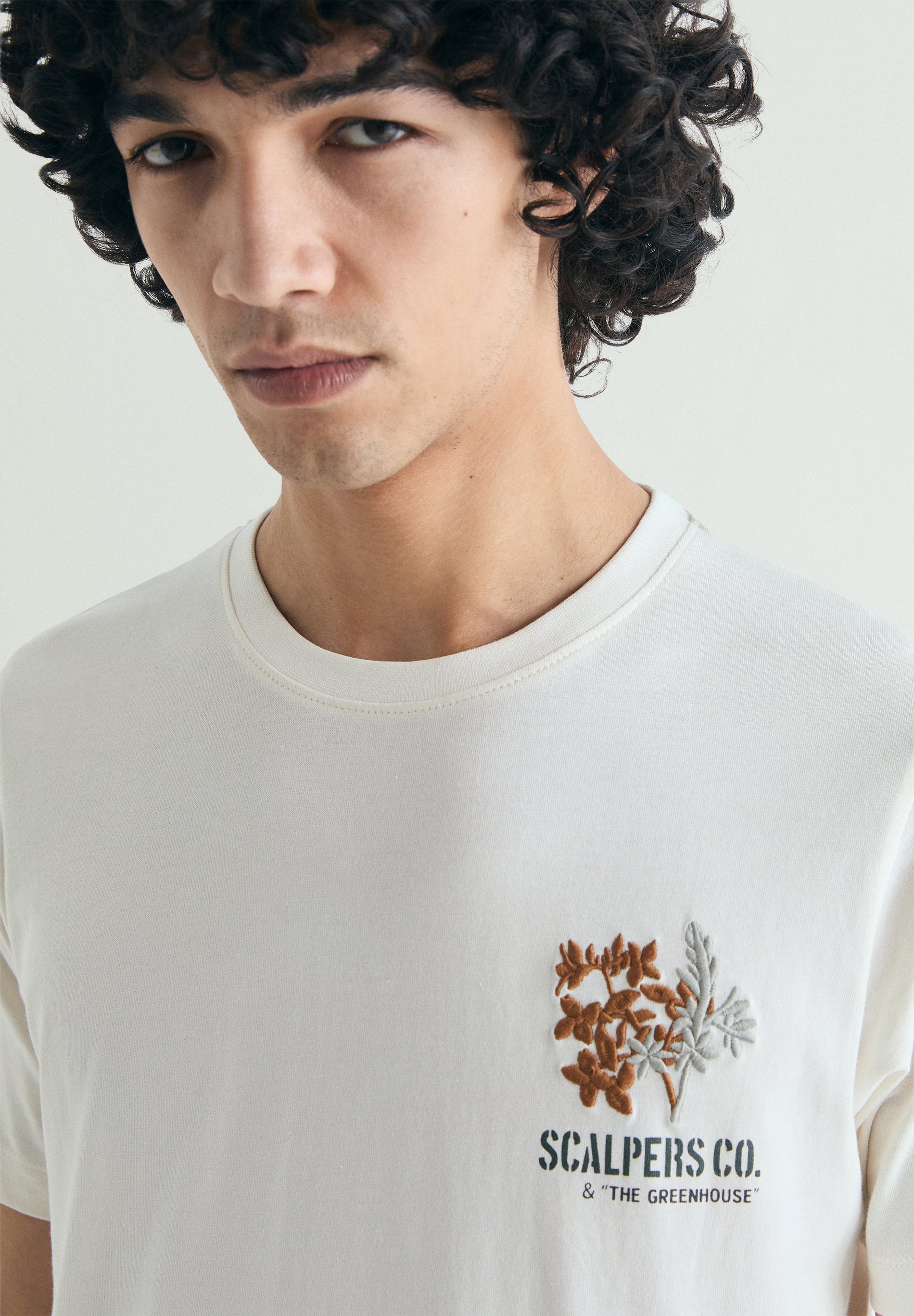 T-SHIRT BORDADA EM ALGODÃO