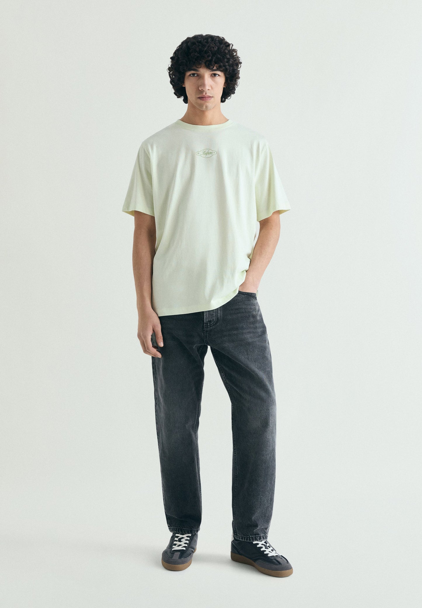 T-SHIRT COM PADRÃO RELAXED FIT