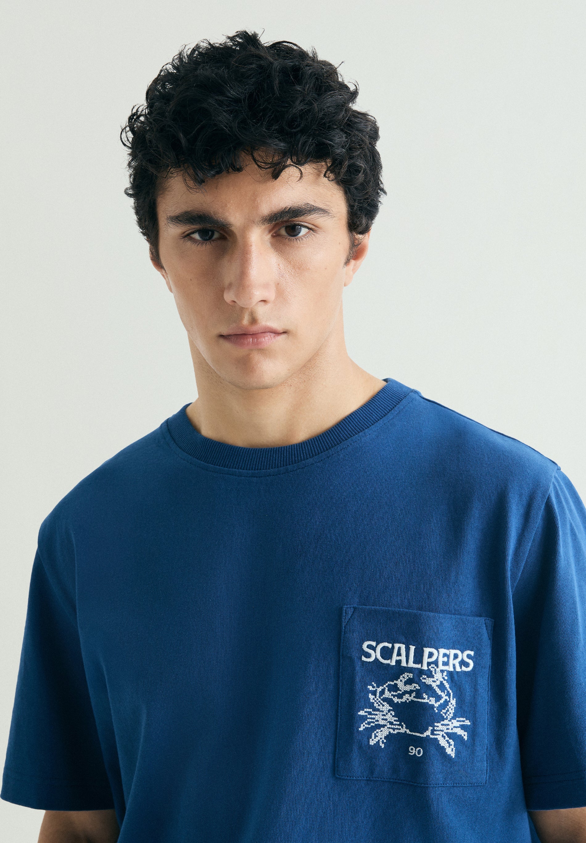 T-SHIRT COM BOLSO HEAVY WEIGHT