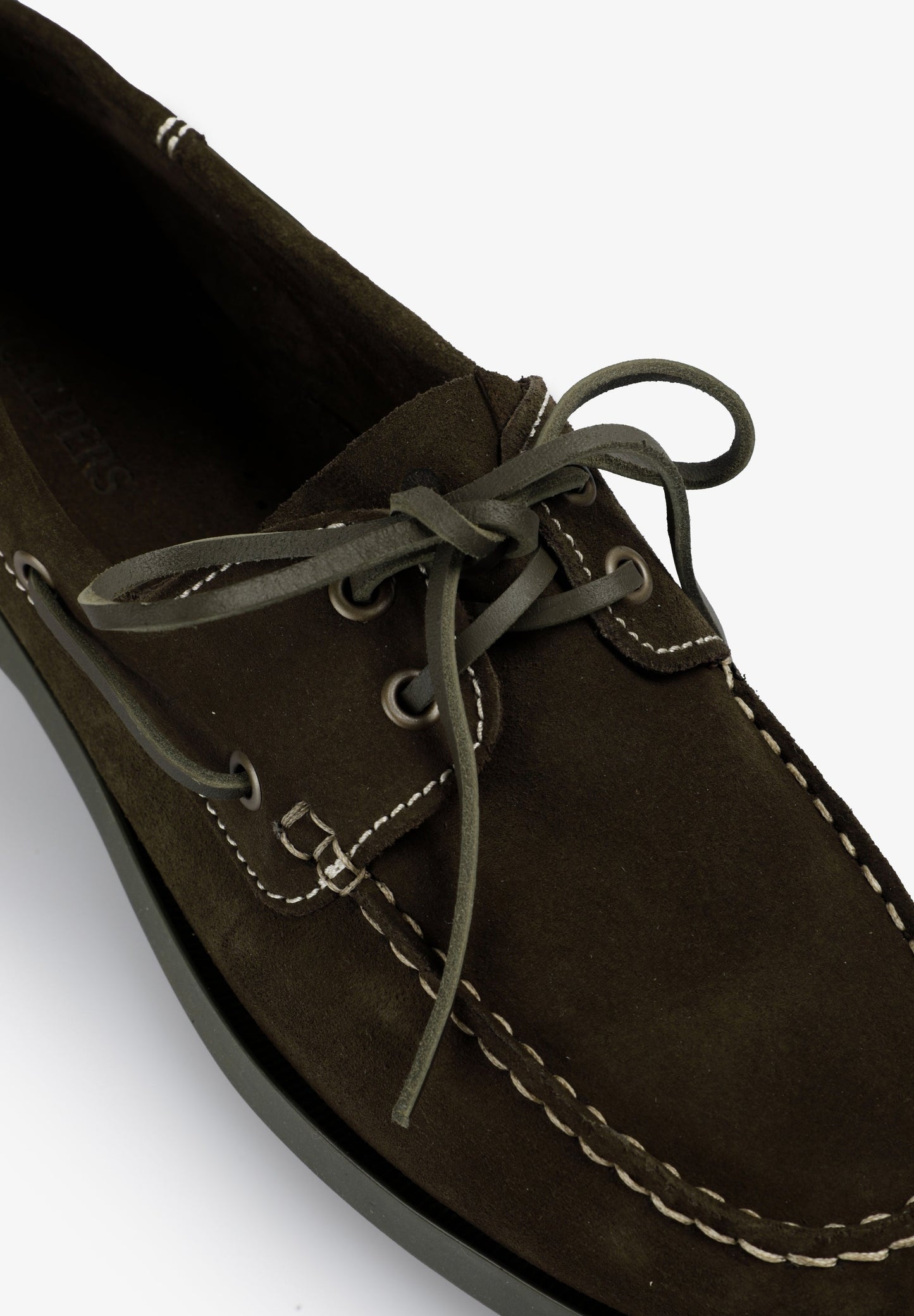 SAPATOS DE VELA DE CAMURÇA EM CONTRASTE