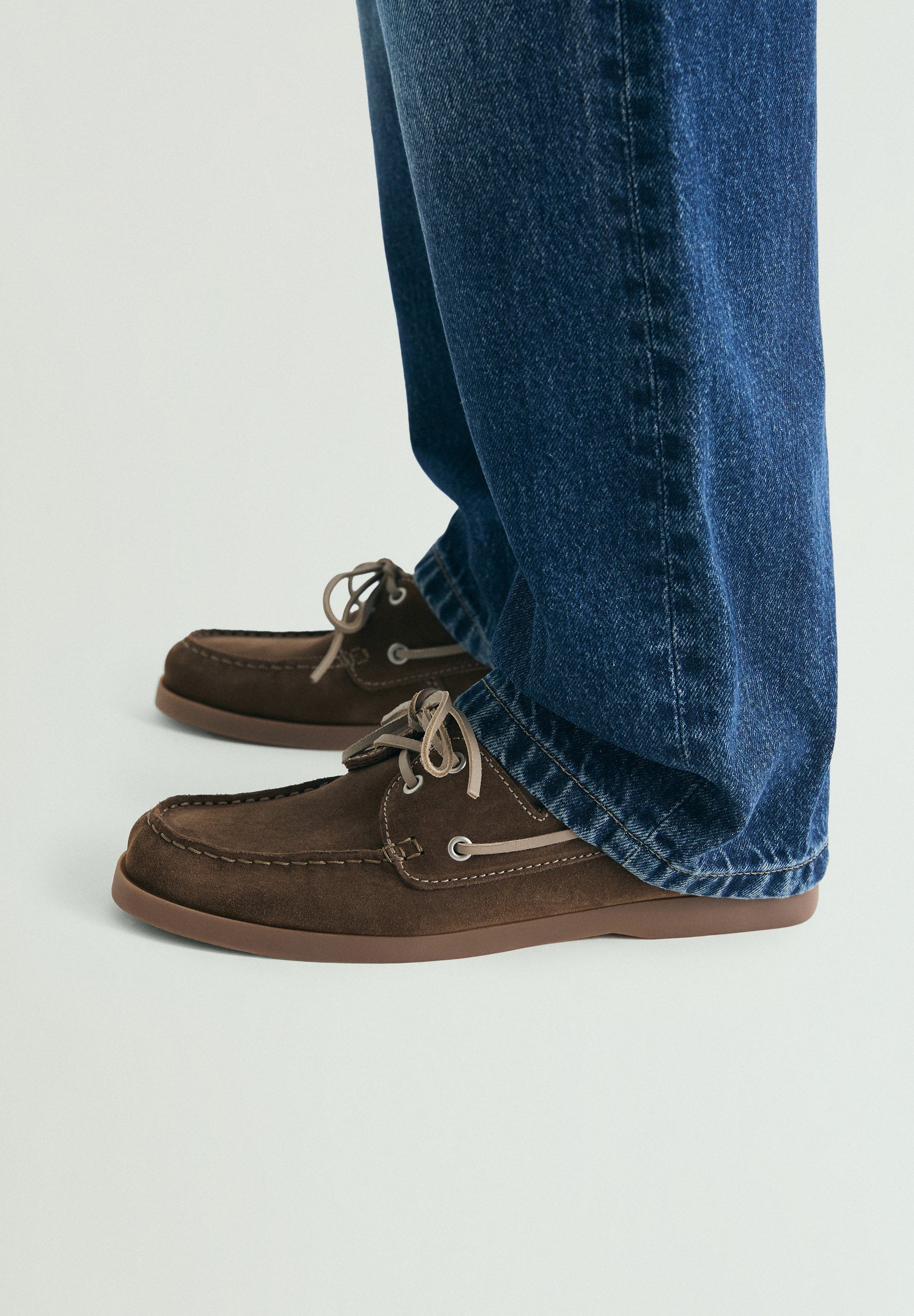 SAPATOS DE VELA DE CAMURÇA EM CONTRASTE
