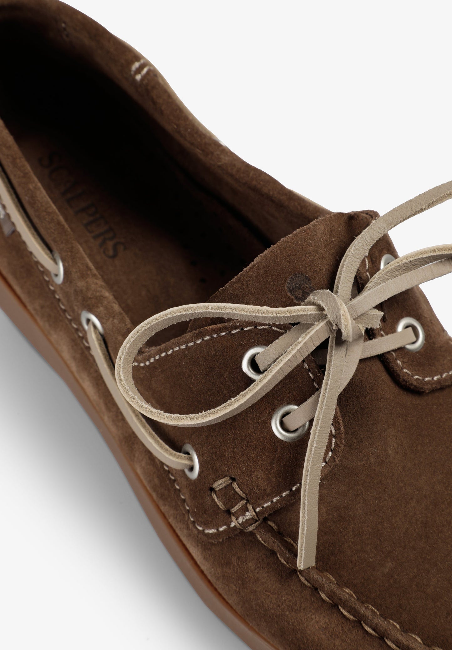 SAPATOS DE VELA DE CAMURÇA EM CONTRASTE