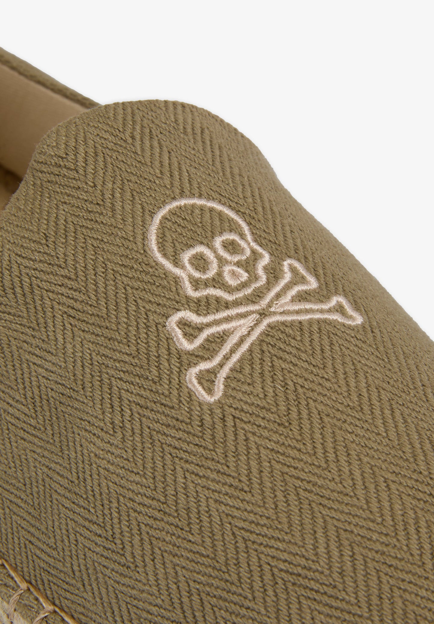 AlPERGATAS COM SKULL EM CONTRASTE