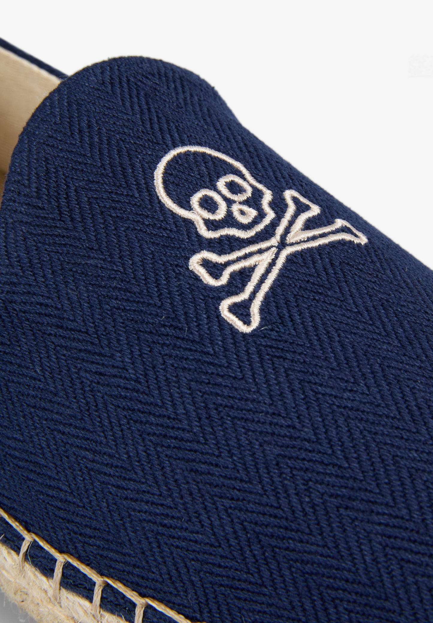 AlPERGATAS COM SKULL EM CONTRASTE
