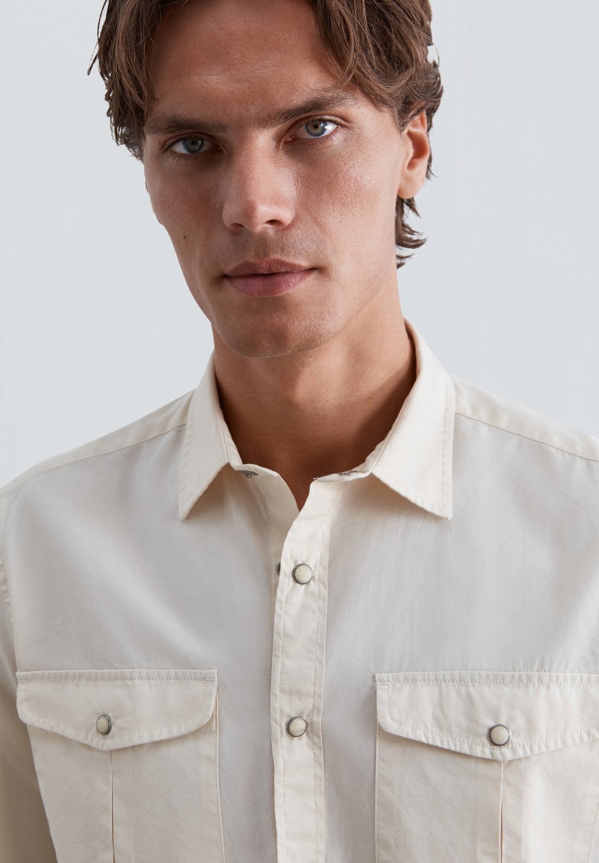 CAMISA DE BOLSOS COM BOTÃO