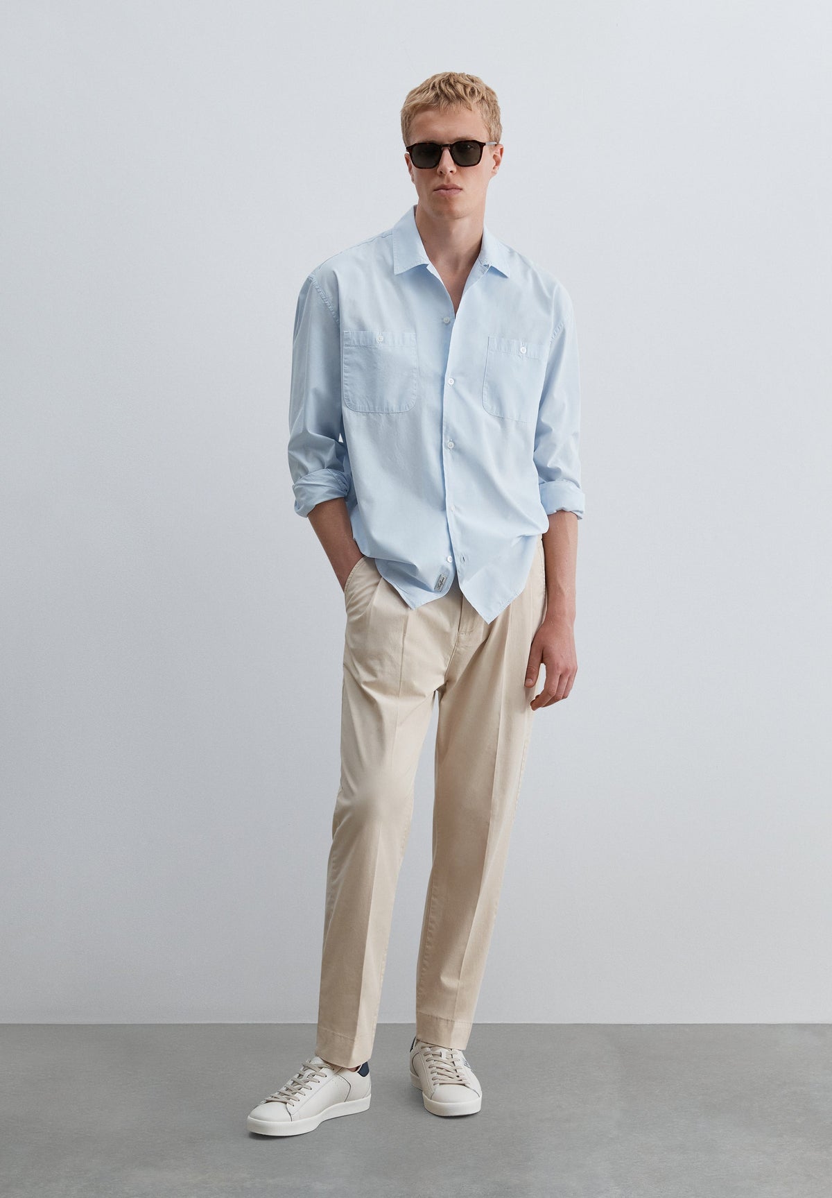 CAMISA COM BOLSOS ABOTOADOS
