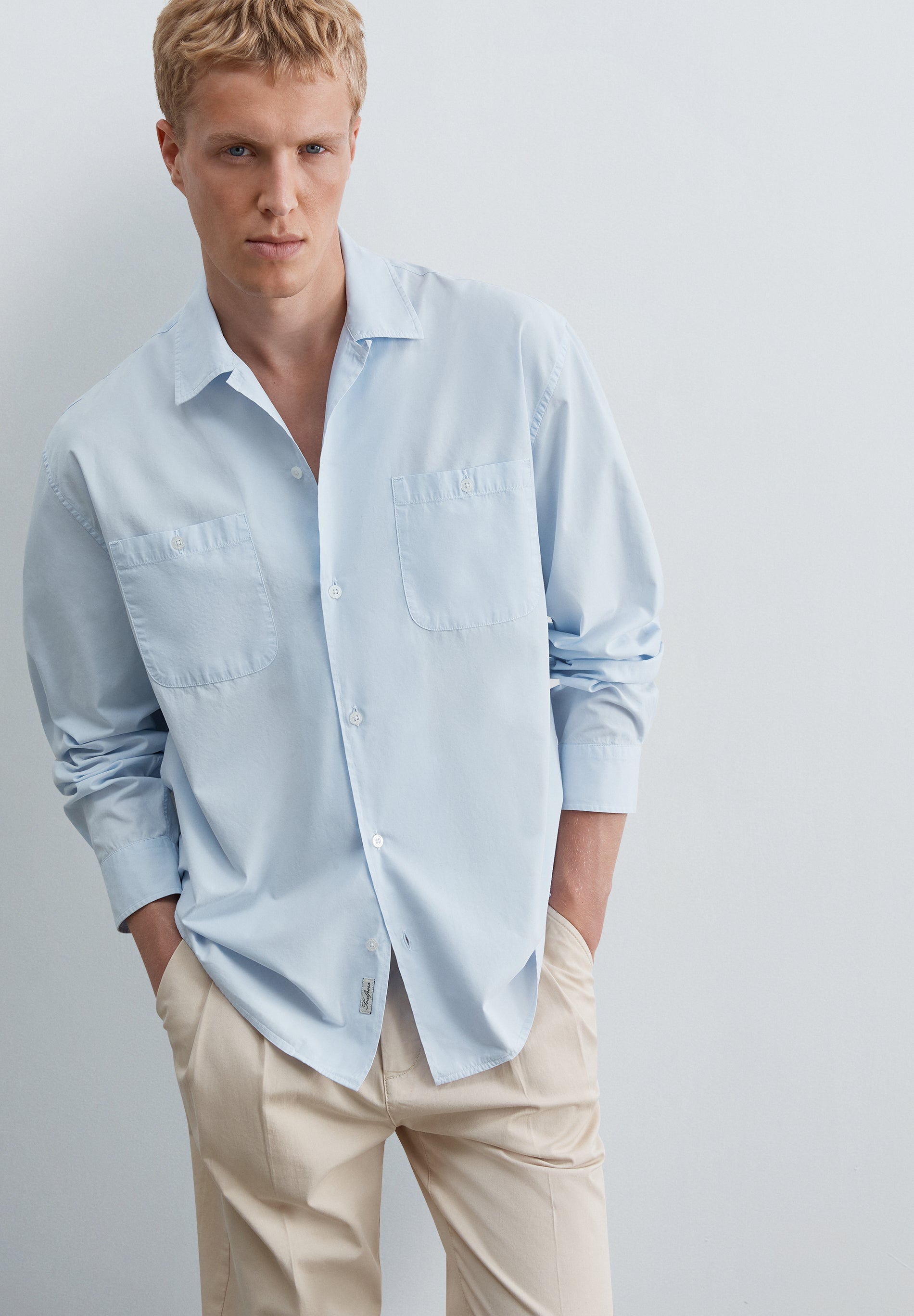 CAMISA COM BOLSOS ABOTOADOS