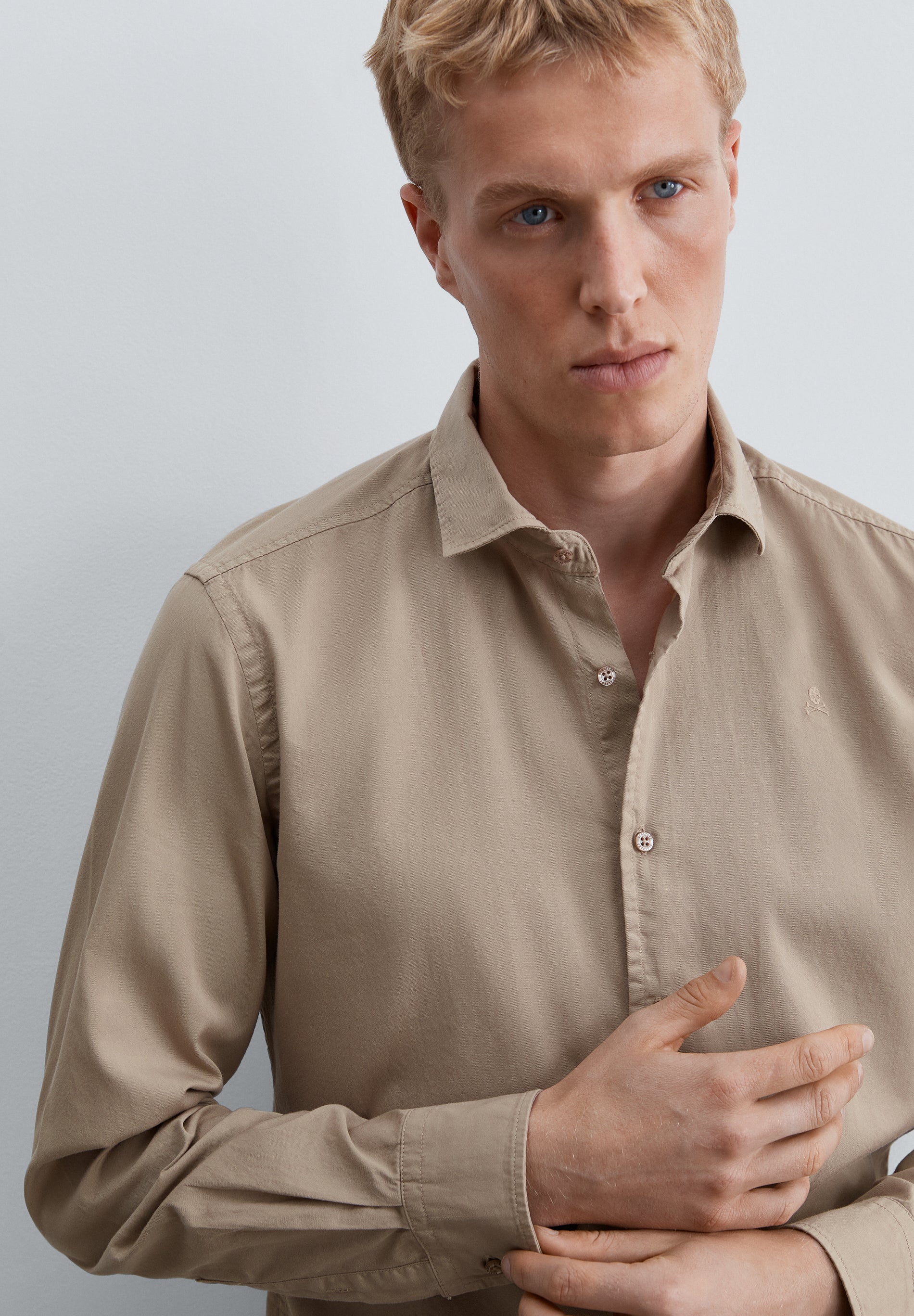 CAMISA COM SKULL NO TOM
