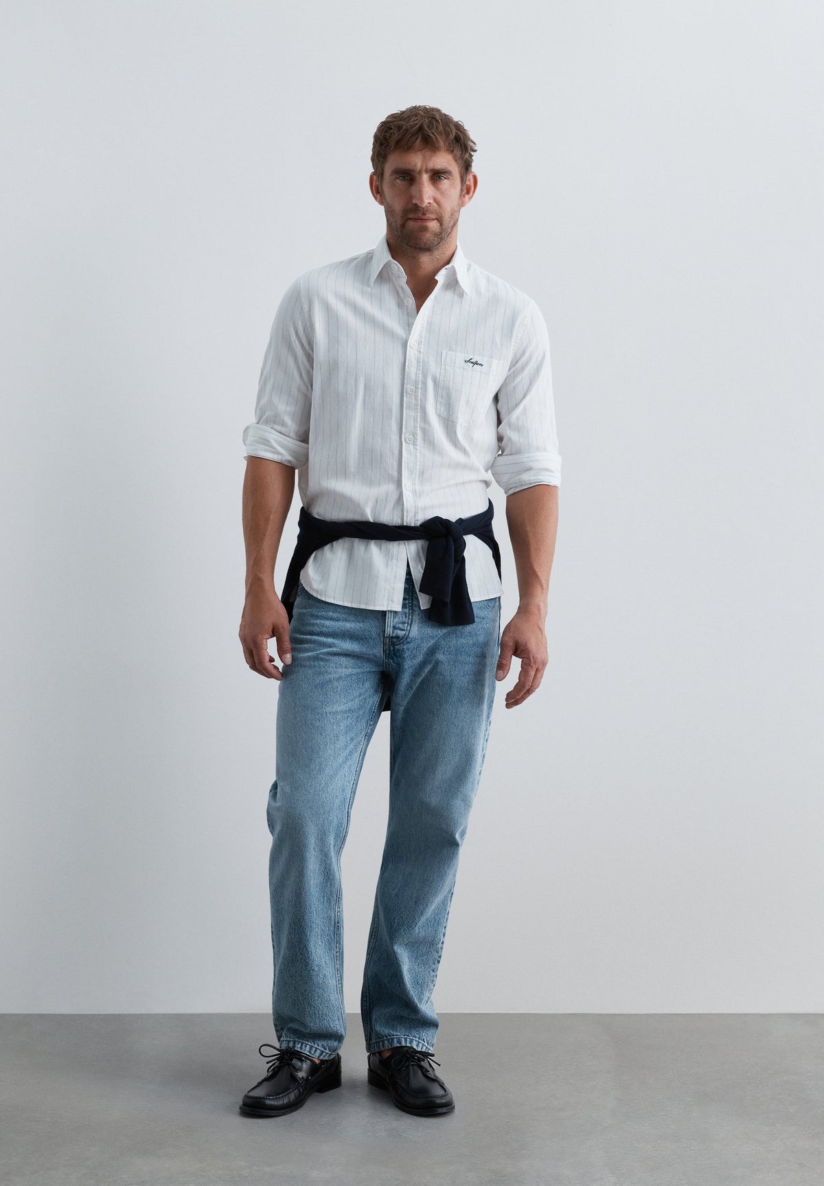 CAMISA OXFORD COM LOGÓTIPO NO BOLSO