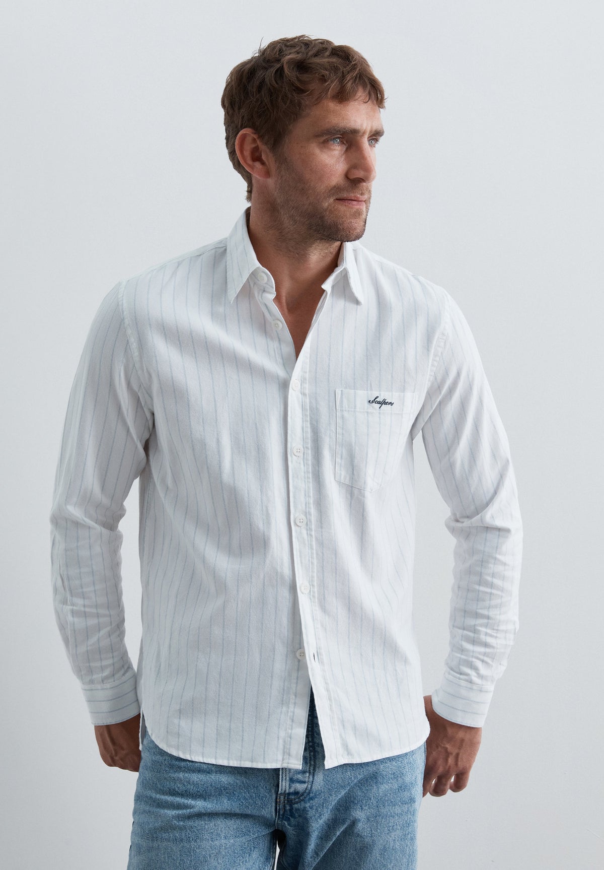 CAMISA OXFORD COM LOGÓTIPO NO BOLSO