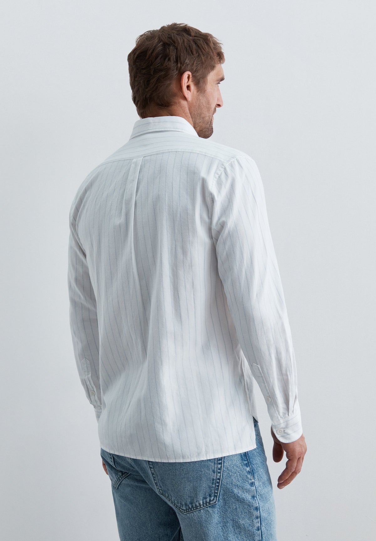 CAMISA OXFORD COM LOGÓTIPO NO BOLSO